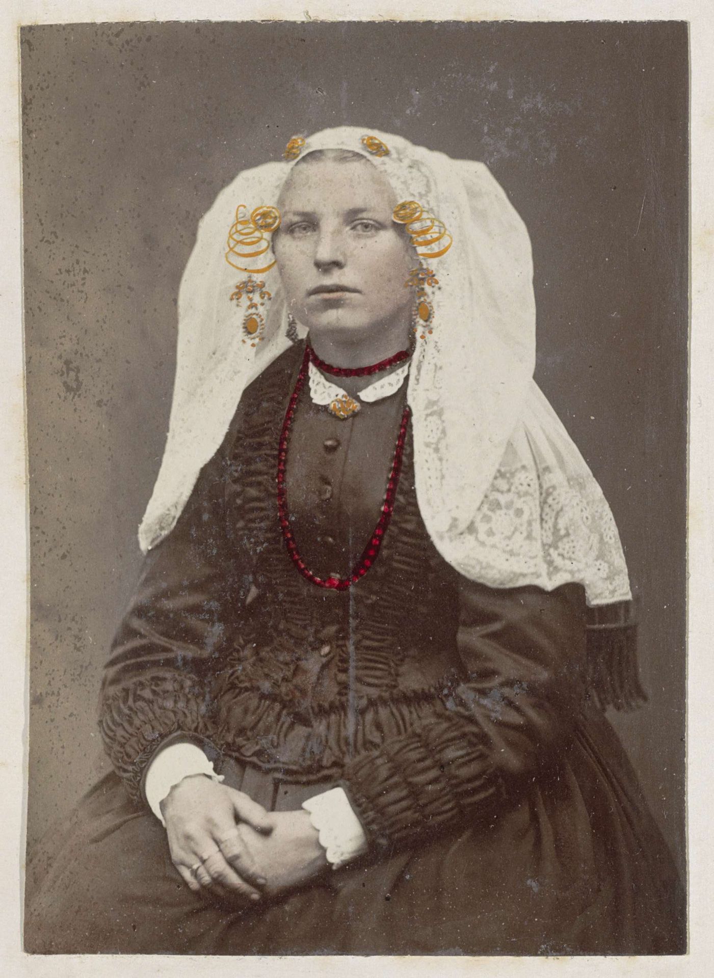 Portret van een vrouw in de klederdracht van Beijerland by Andries Jager