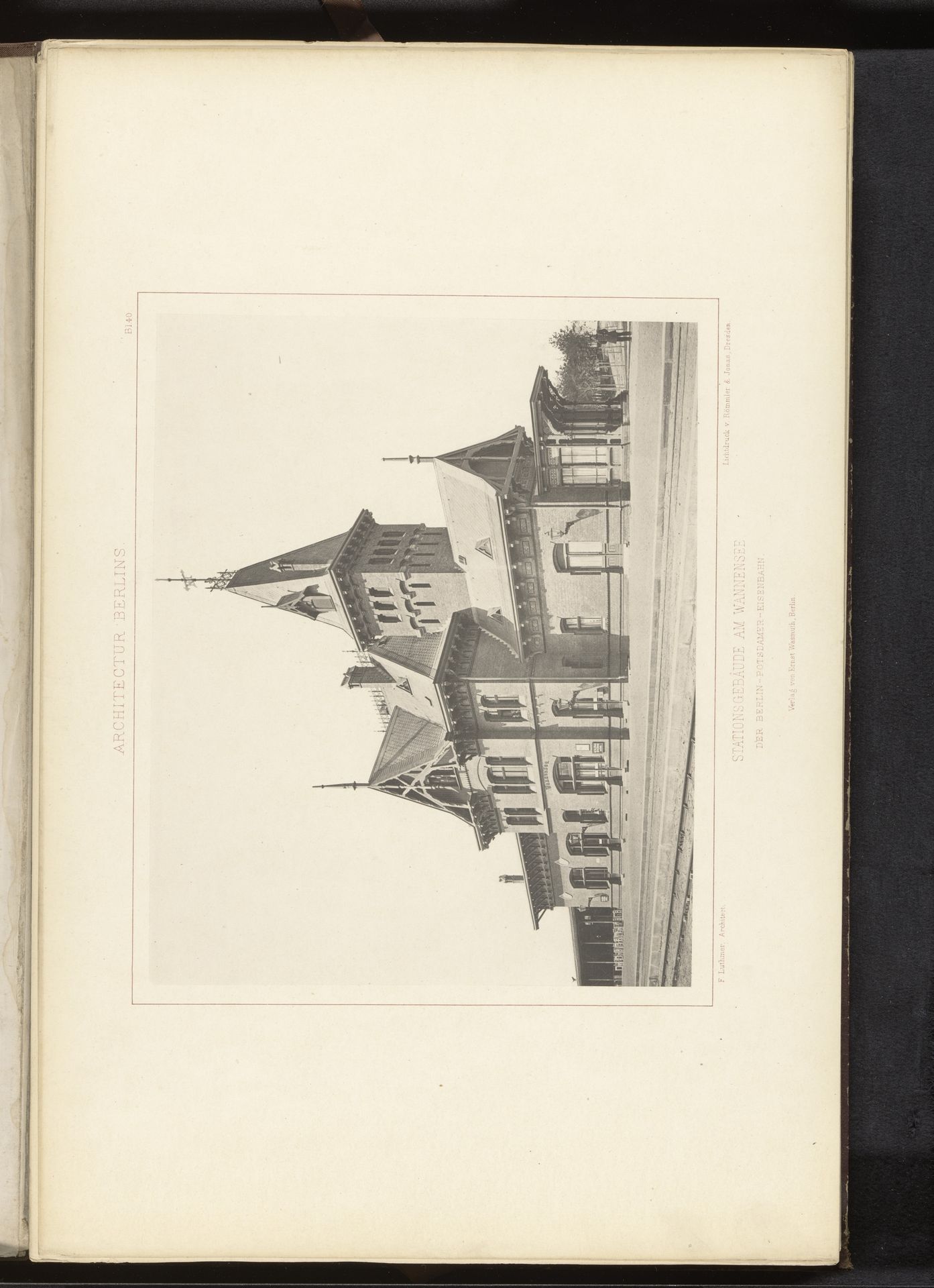 Gezicht op het stationsgebouw het stadsdeel Wannsee in Berlijn, Duitsland by Anonymous
