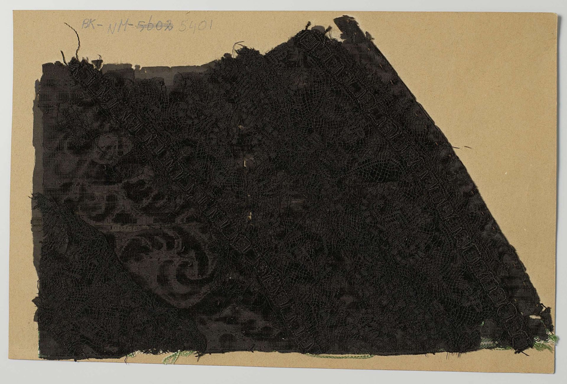 Fragment van een mantel van ciseléfluweel met kloskant, volgens overlevering afkomstig van Hugo de Groot by Anonymous