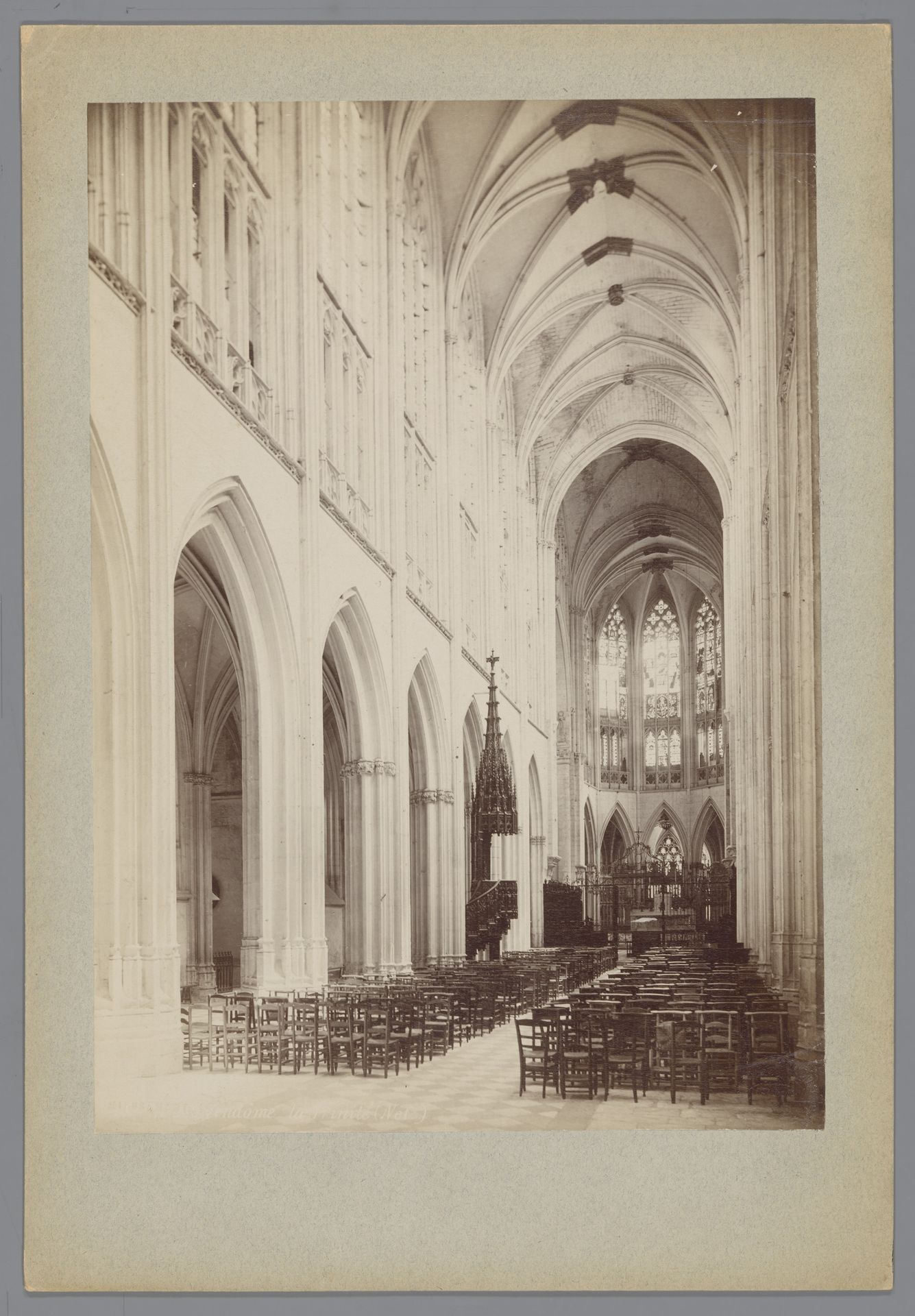 Interieur van de Abbey de la Trinité te Vendôme met zicht op de preekstoel by Médéric Mieusement