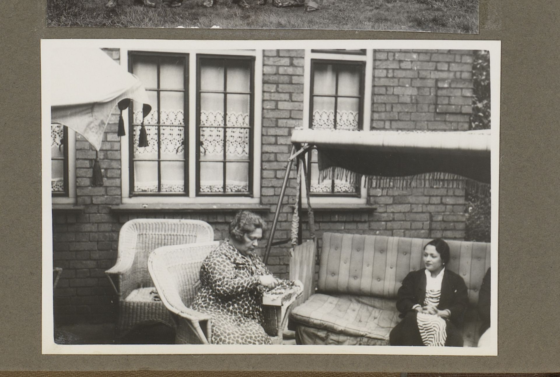 Wilhelmina van Zijll de Jong en een andere vrouw zittend in een tuin, Londen by Anonymous