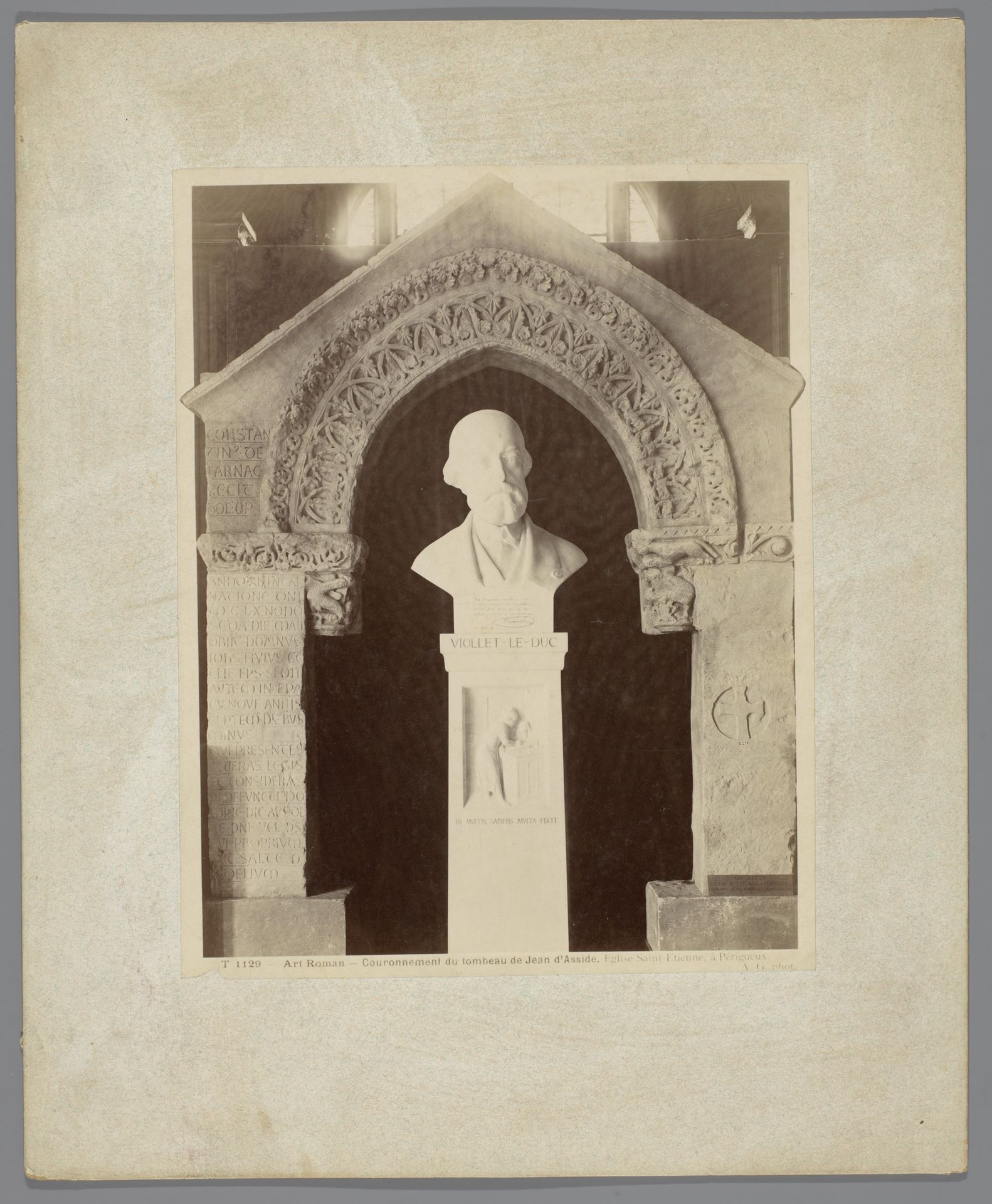 Buste op de graftombe van Jean d'Asside in Périgueux by Adolphe Giraudon