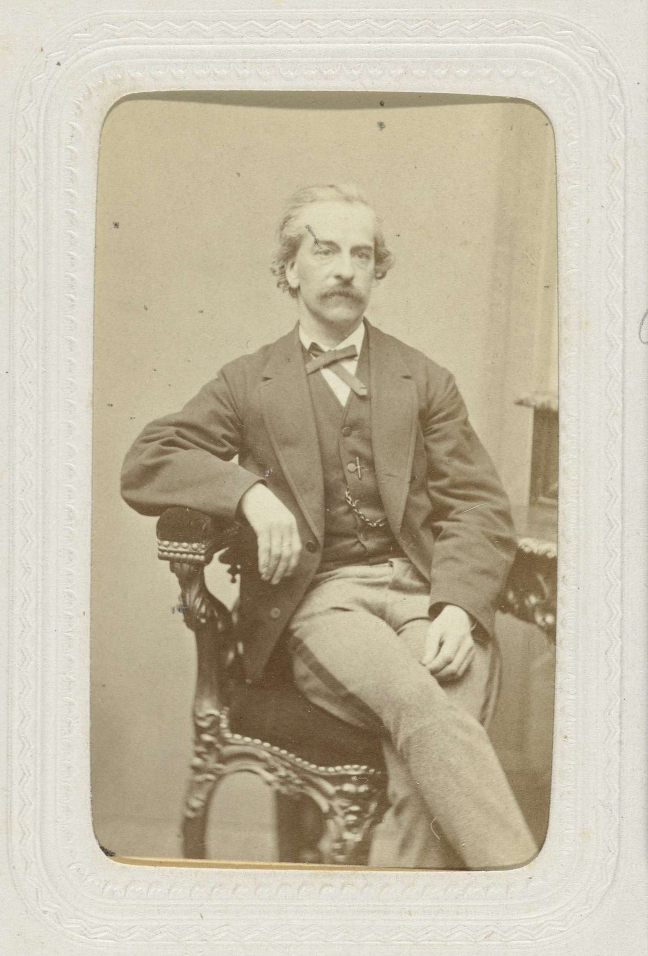 Studioportret van een man met snor in een leunstoel by Albert Greiner