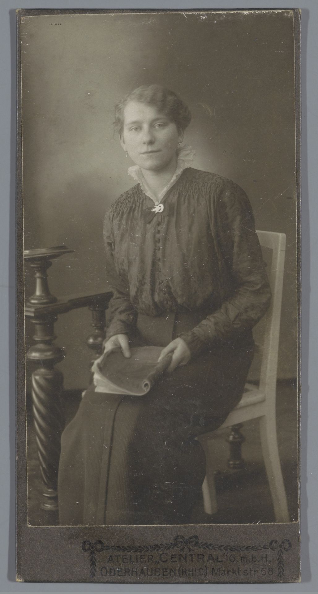 Portret van een onbekende vrouw by Central Atelier