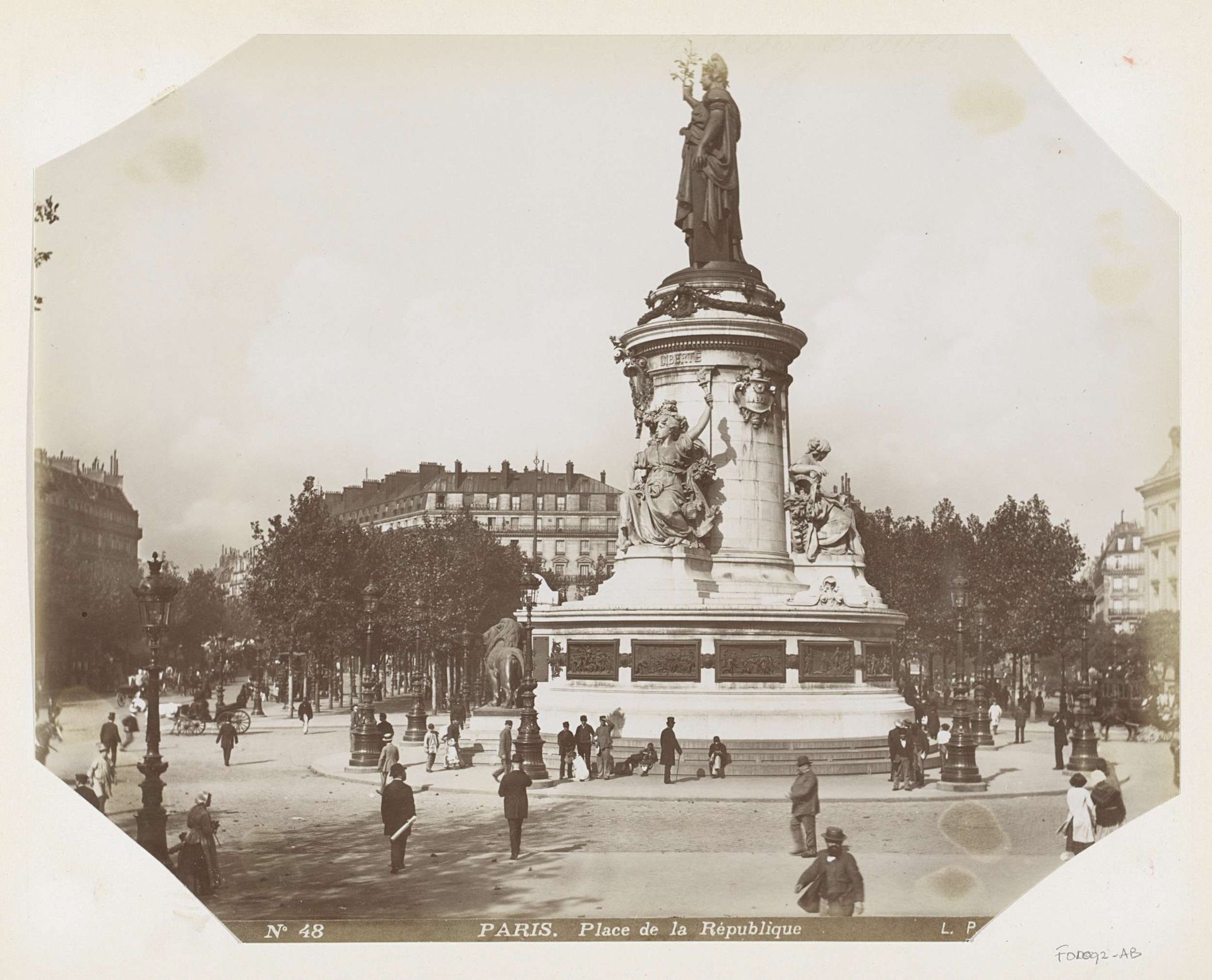 Place de la République in Parijs met het Monument voor de Republiek by Louis Antoine Pamard