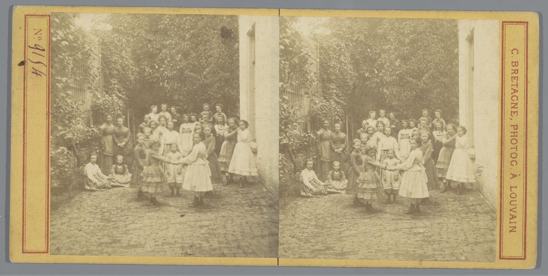Groep meisjes op een binnenplaats in Leuven by Charles Bretagne
