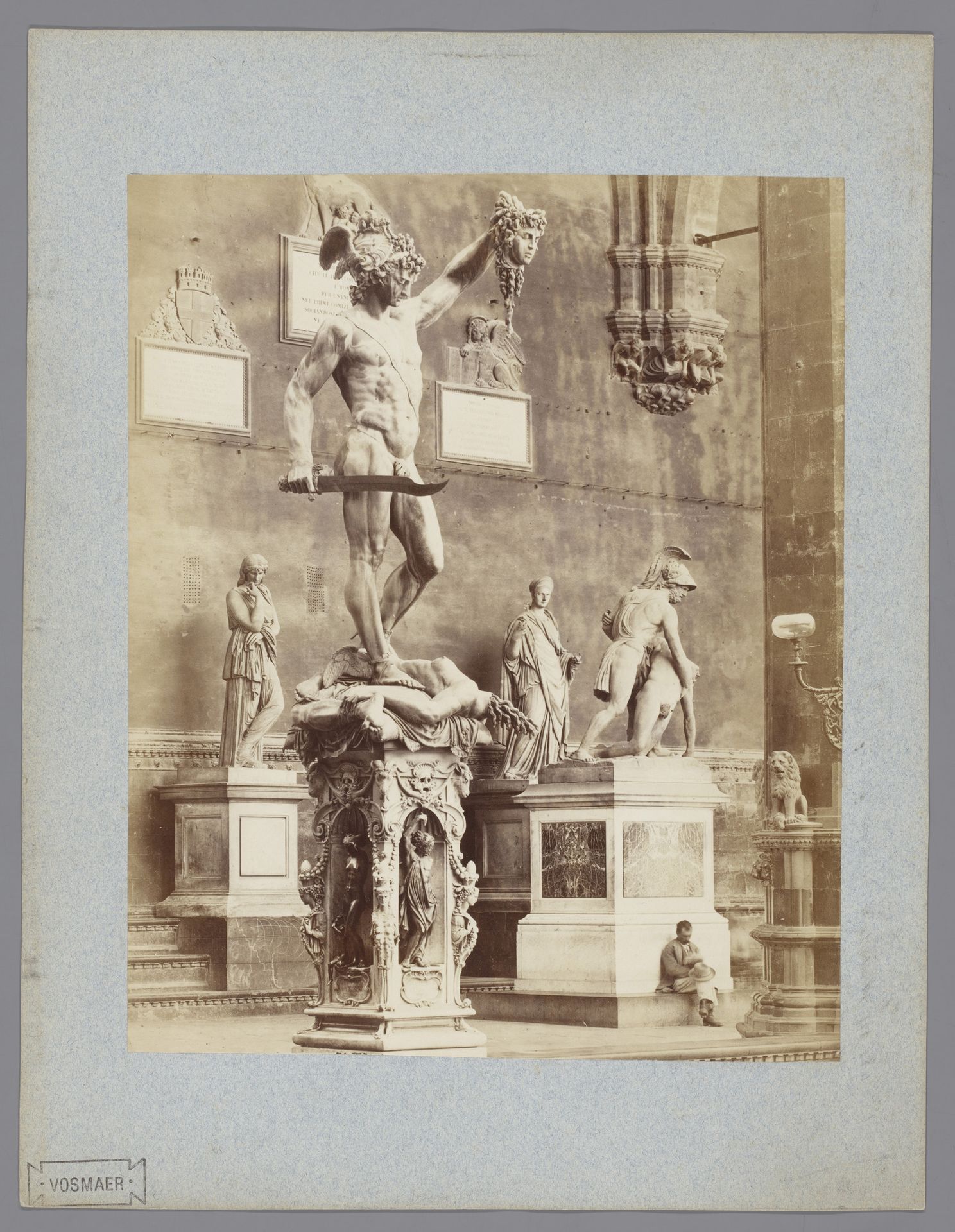 Sculptuur van Perseus met het hoofd van Medusa door Benvenuto Cellini in de Loggia dei Lanzi te Florence by Giacomo Brogi