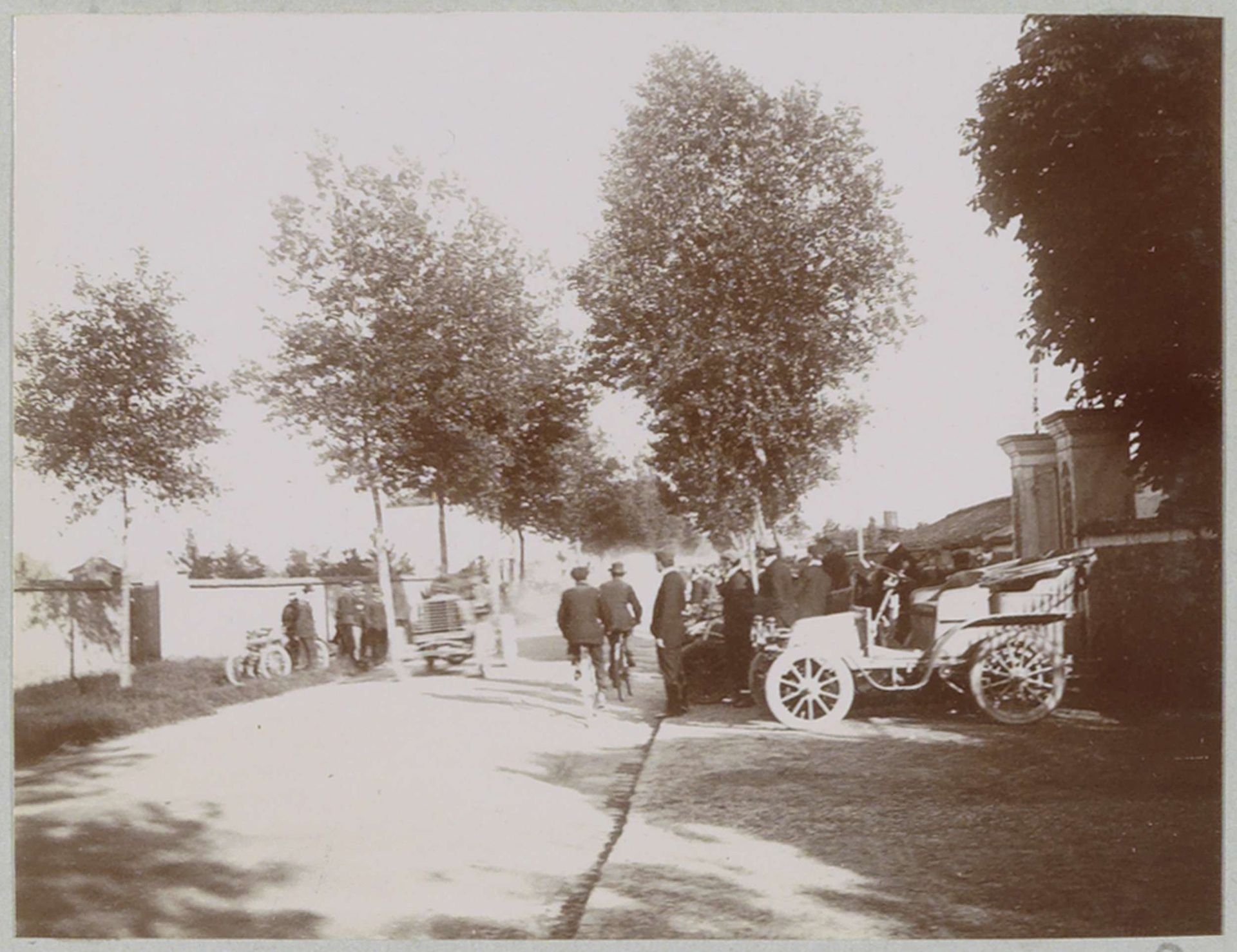 Toeschouwers en deelnemer aan de race Parijs-Vienne by Delizy
