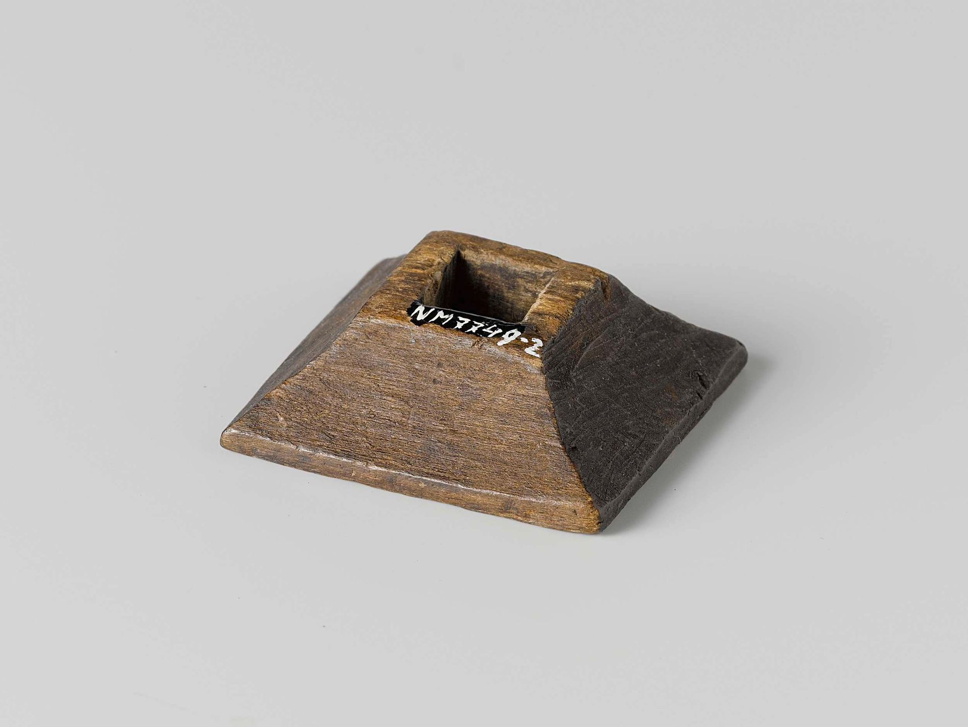 Schuif van hout, vierkant van vorm met een vierkant gat behorend bij een Jacobsstaf of graadstok by Anonymous