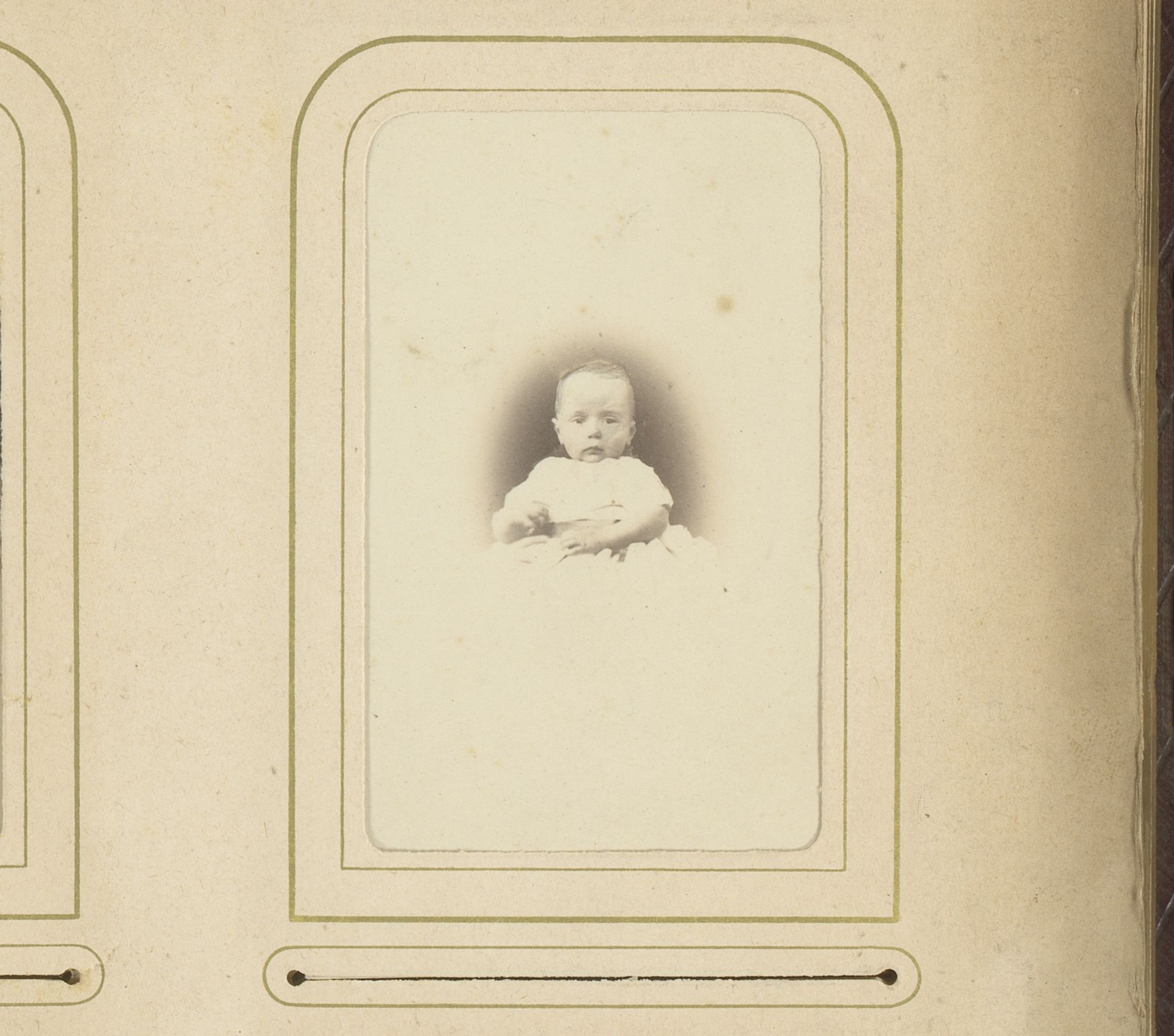 Portret van een baby in doopjurk by A. Böeseken