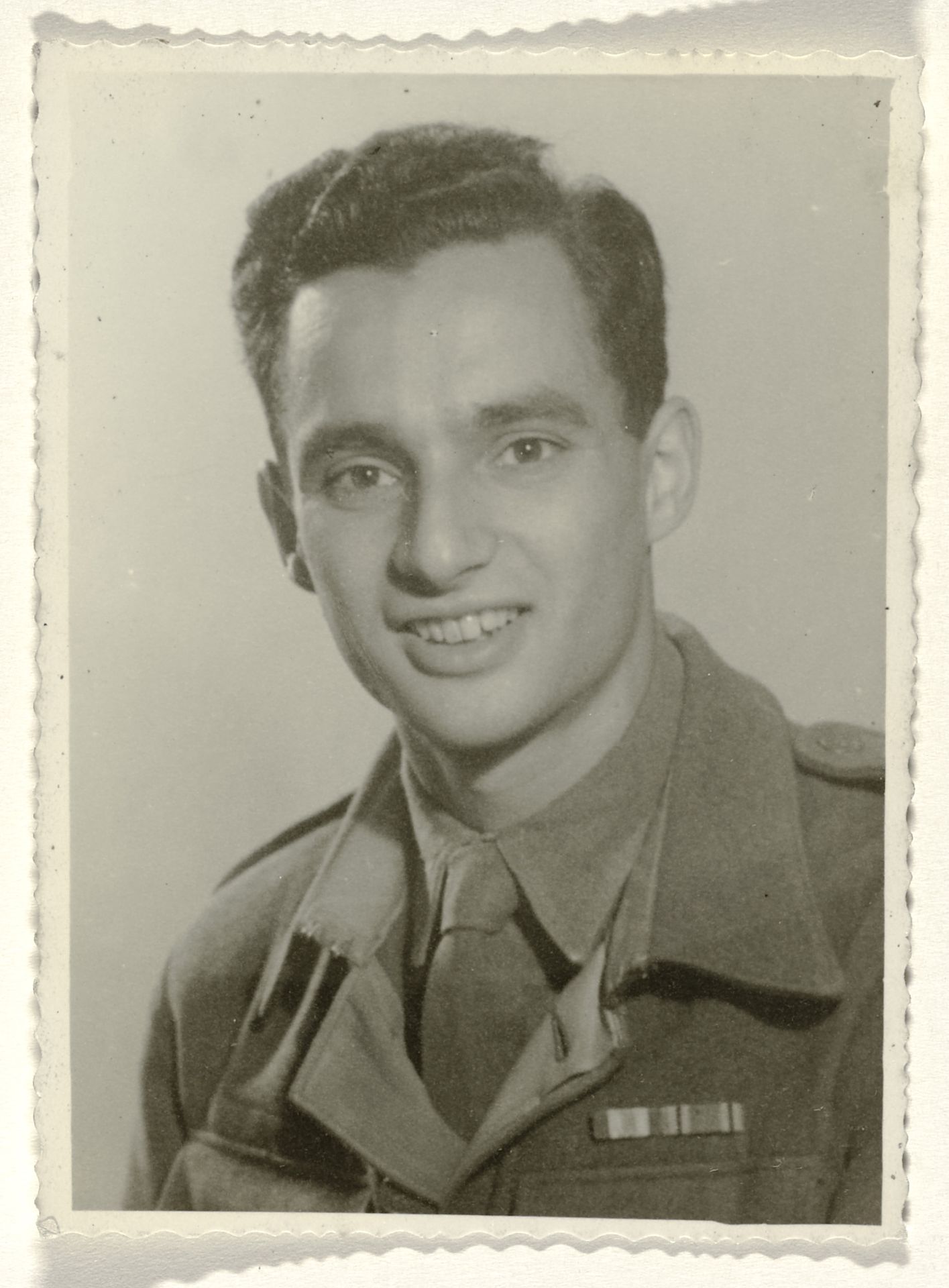 Karl-Heinz Arndtheim, de tweede echtgenoot van Isabel Wachenheimer, in militair uniform zonder militair hoofddeksel op het hoofd, 1944-1955 by Anonymous