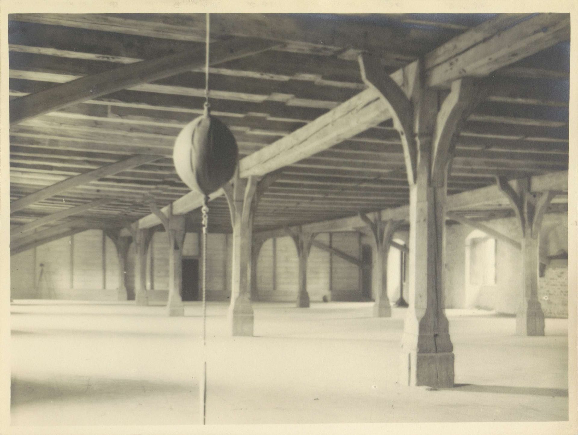 Interieur met boksbal van een gebouw van Schule Schloss Salem by Anonymous