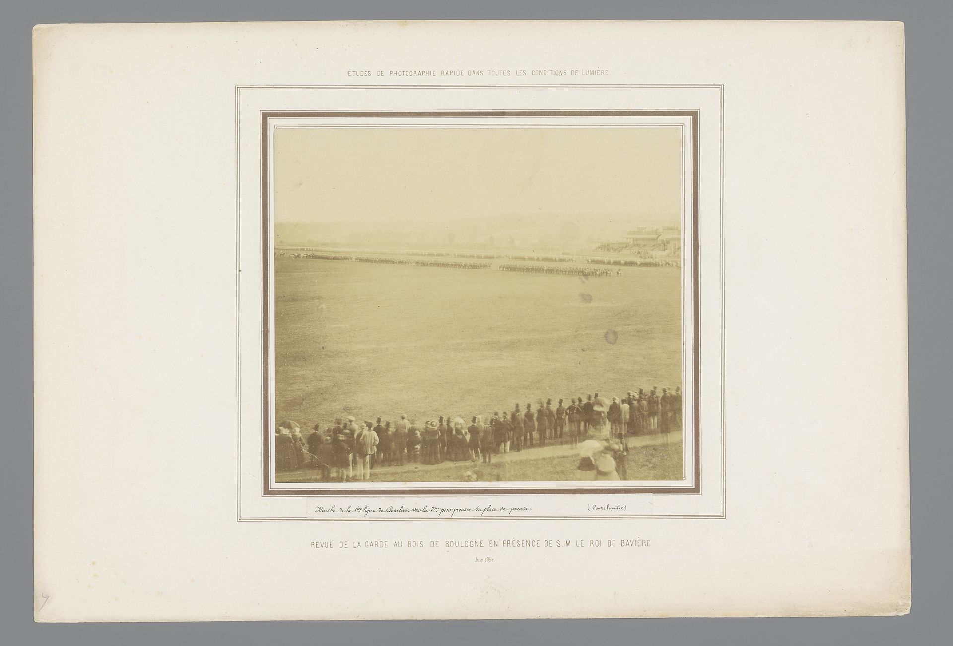 Wisseling van de wacht in het Bois de Boulogne te Parijs in het bijzijn van H.M. koning van Beieren, Frankrijk by Louis-Pierre-Théophile Dubois de Nehaut
