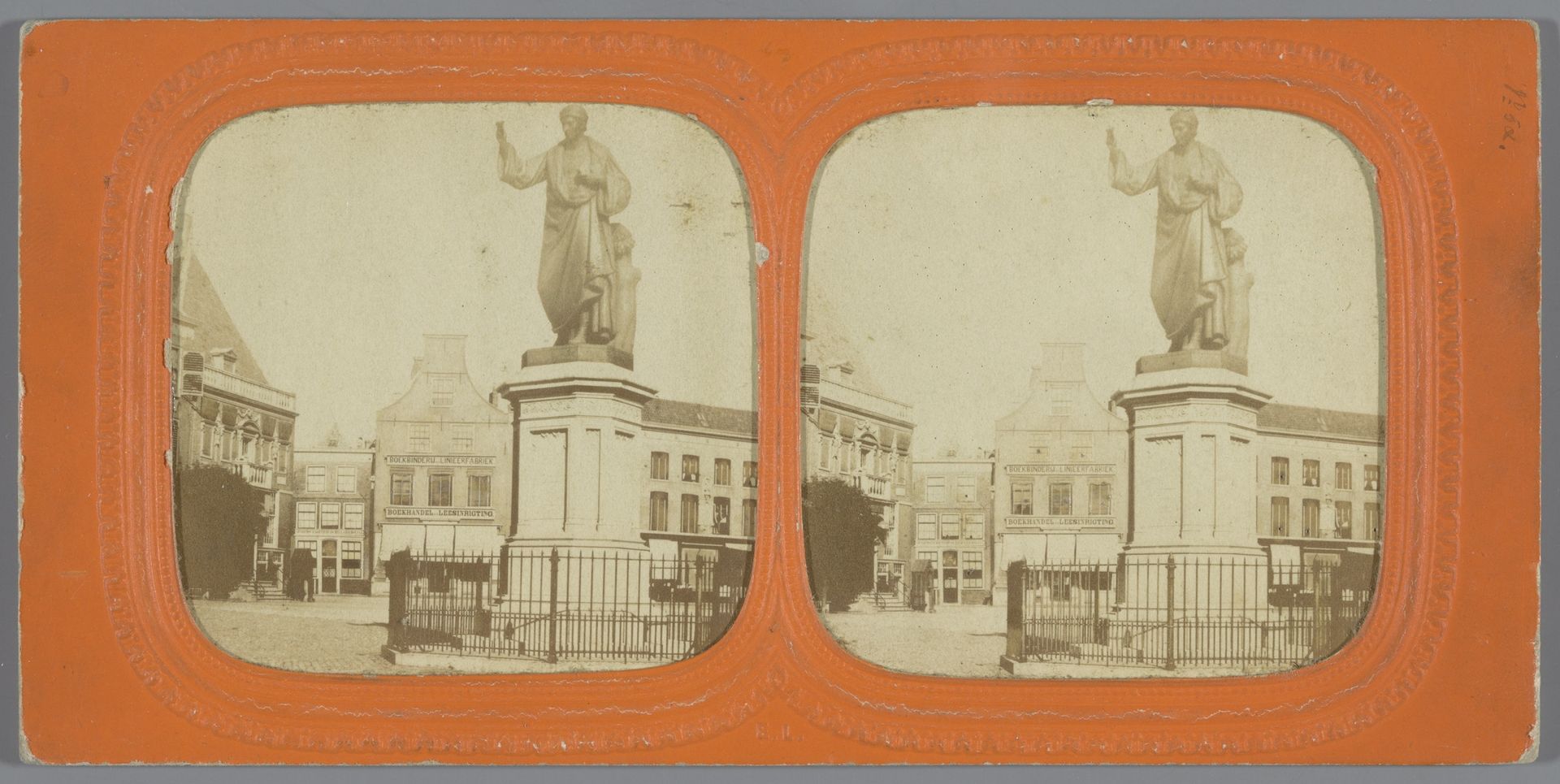 Gezicht op het standbeeld van Laurens Janszoon Coster op de Grote Markt in Haarlem by Ernest Eléonor Pierre Lamy