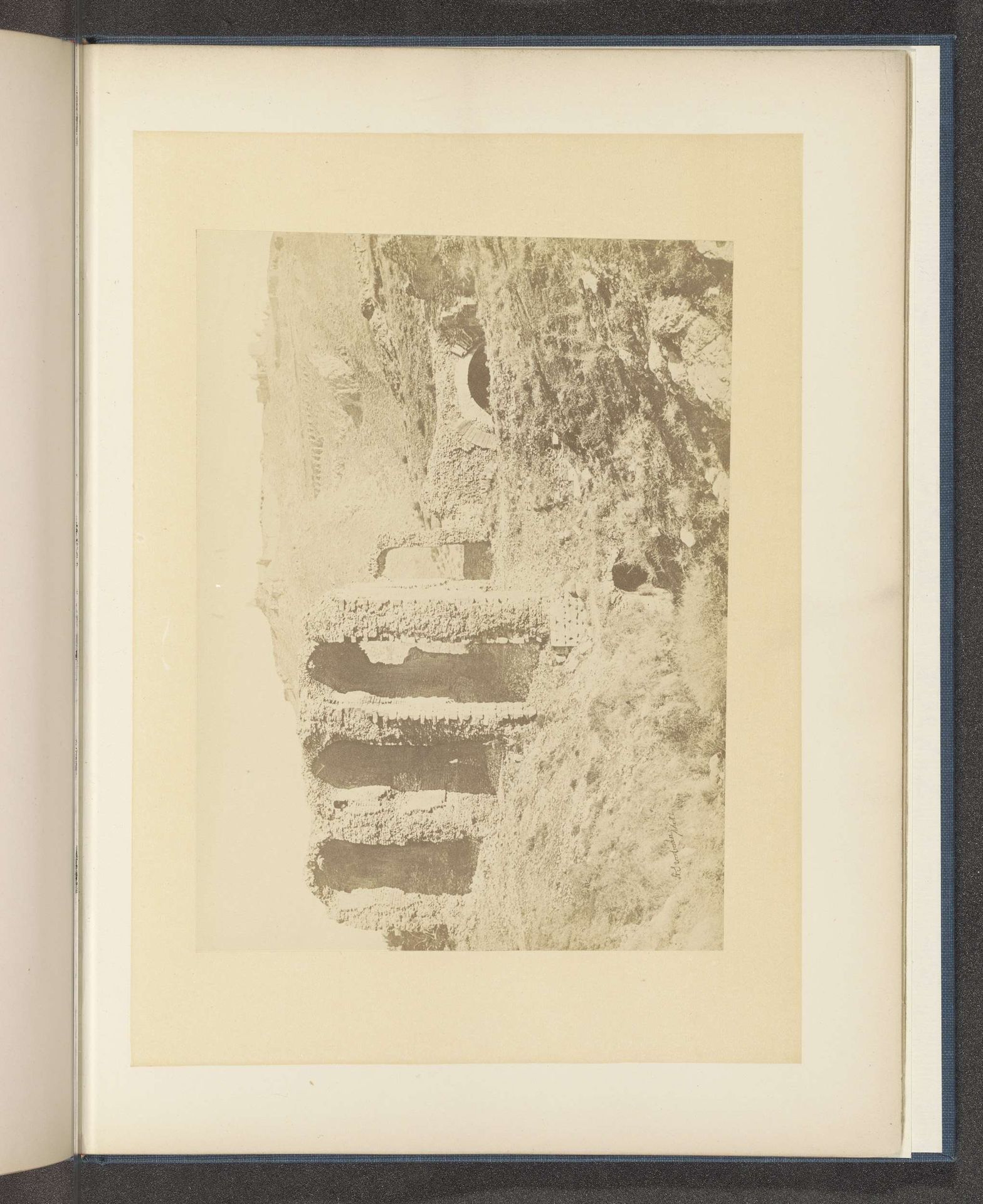 Ruïne van het amfitheater van Pergamon by A. Svoboda