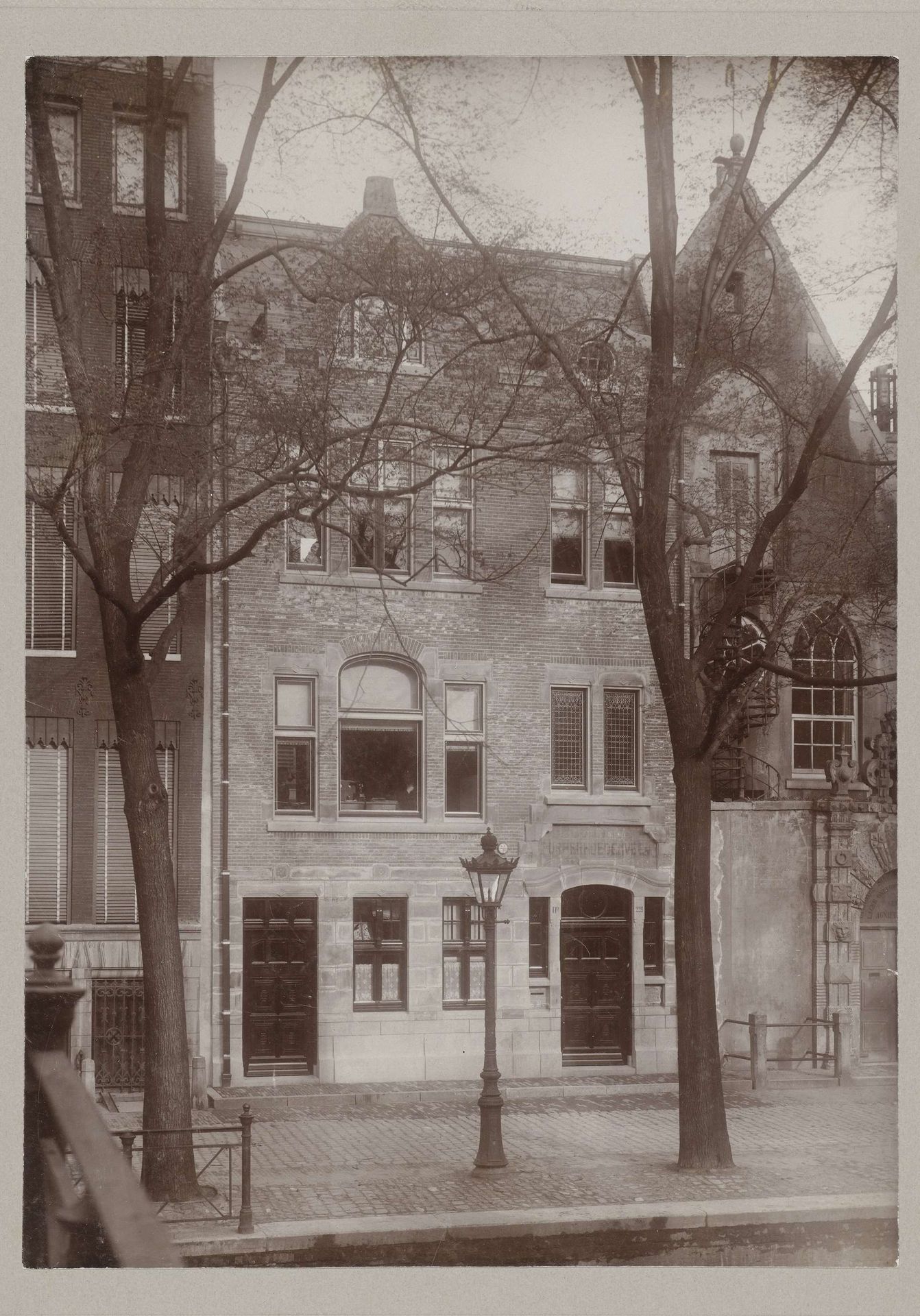 Kantoor van het Purperhoedenveem aan de Oudezijds Voorburgwal 229 naast de Agnietenkapel/Agnietenschool, Amsterdam by Cornelis Johannes Steenbergh