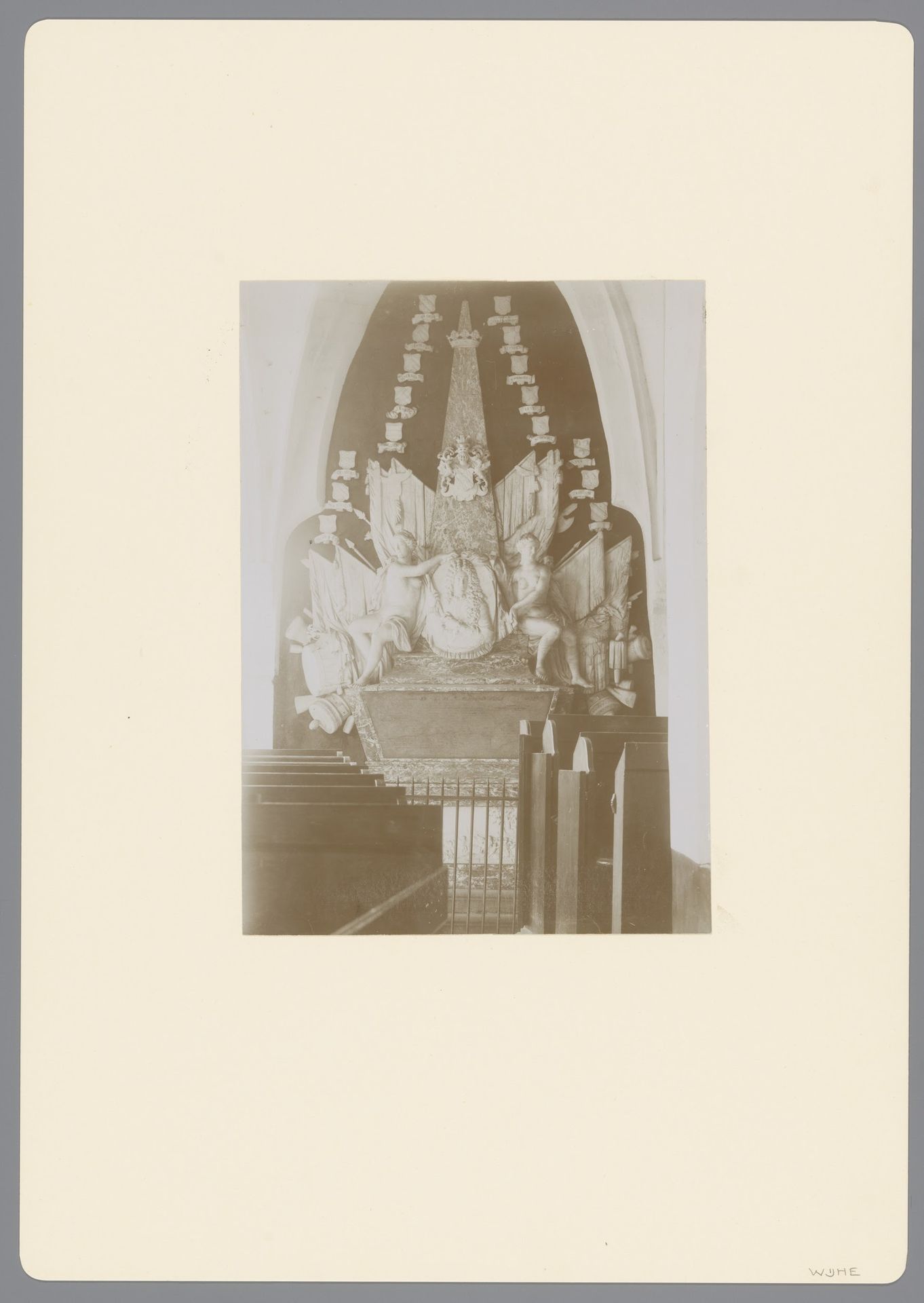 Grafmonument van Coenraad Willem van Dedem in de Nicolaaskerk te Wijhe by anoniem (Monumentenzorg)