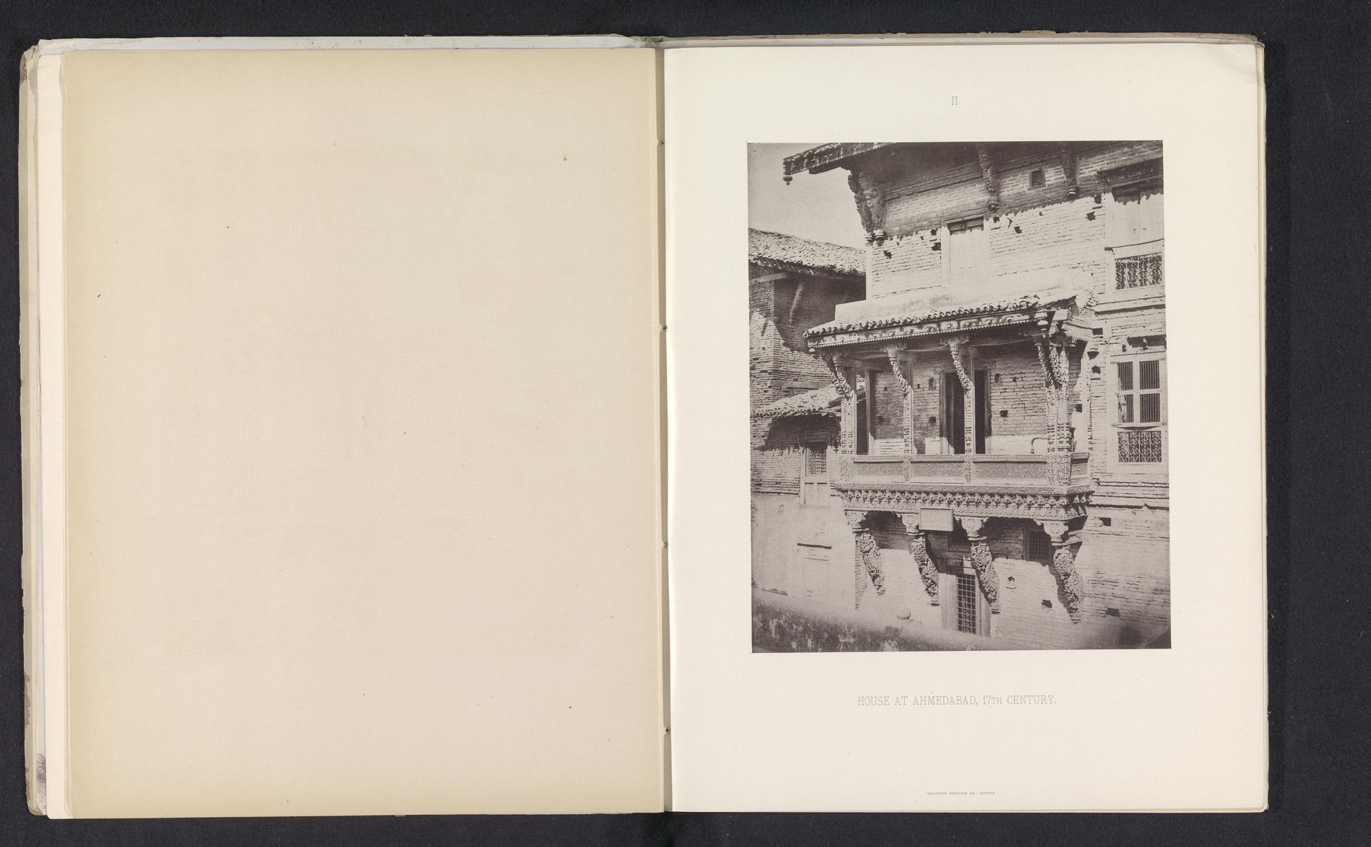 Façade van een huis met een balkon in Ahmedabad by Anonymous