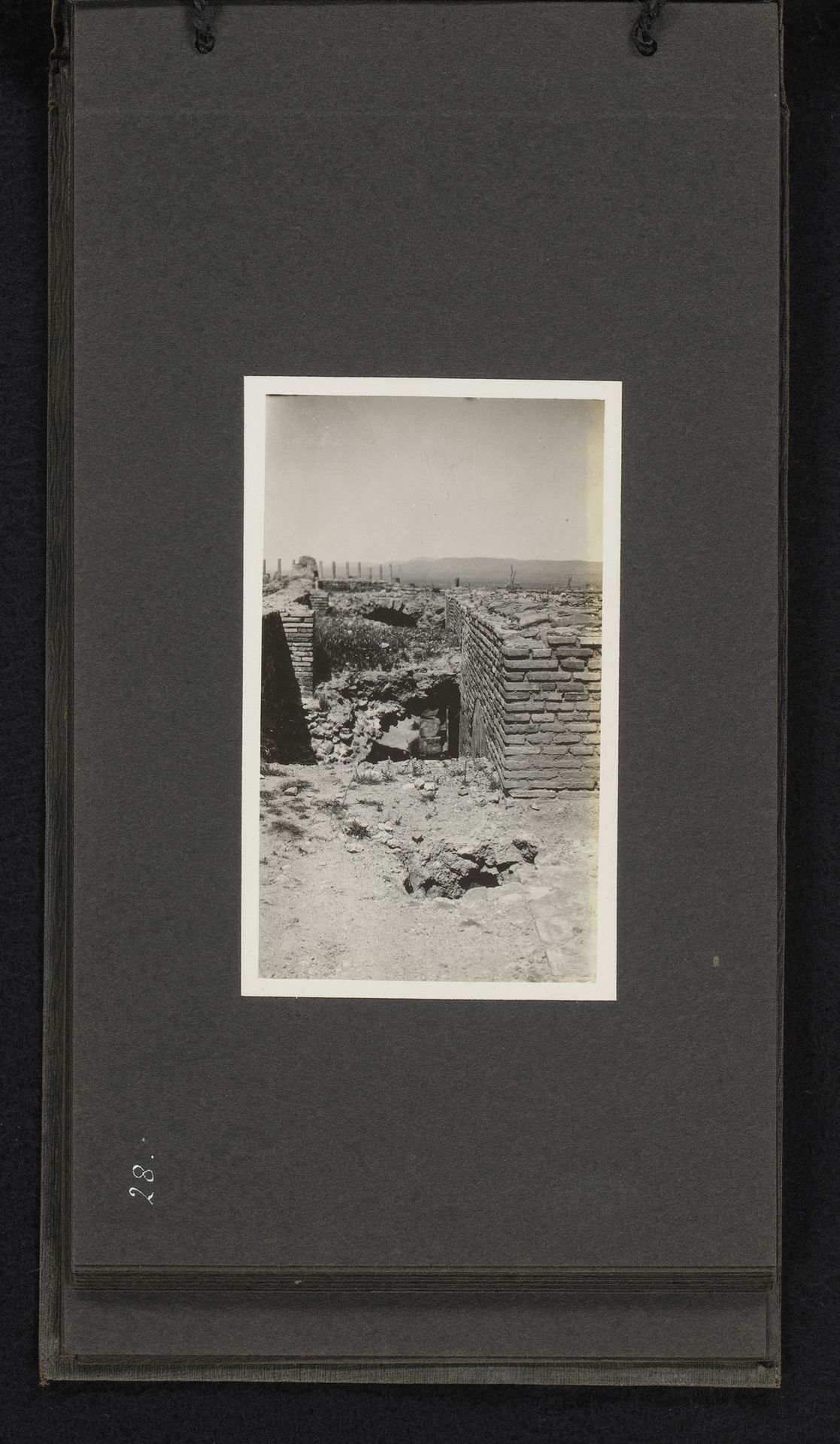 Ingang tot een kelder van de Thermes du Sud te Timgad by A.G.A. van Eelde