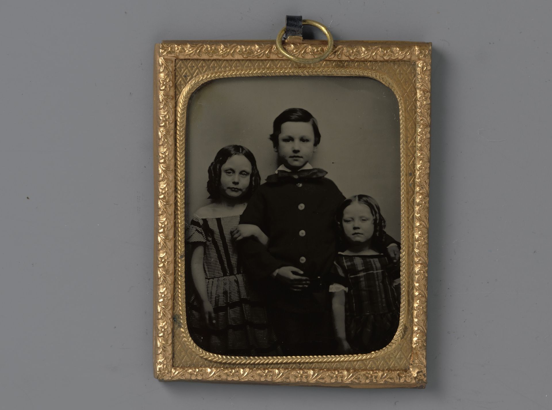 Portret van een onbekende jongen en twee onbekende meisjes by T. Bullock