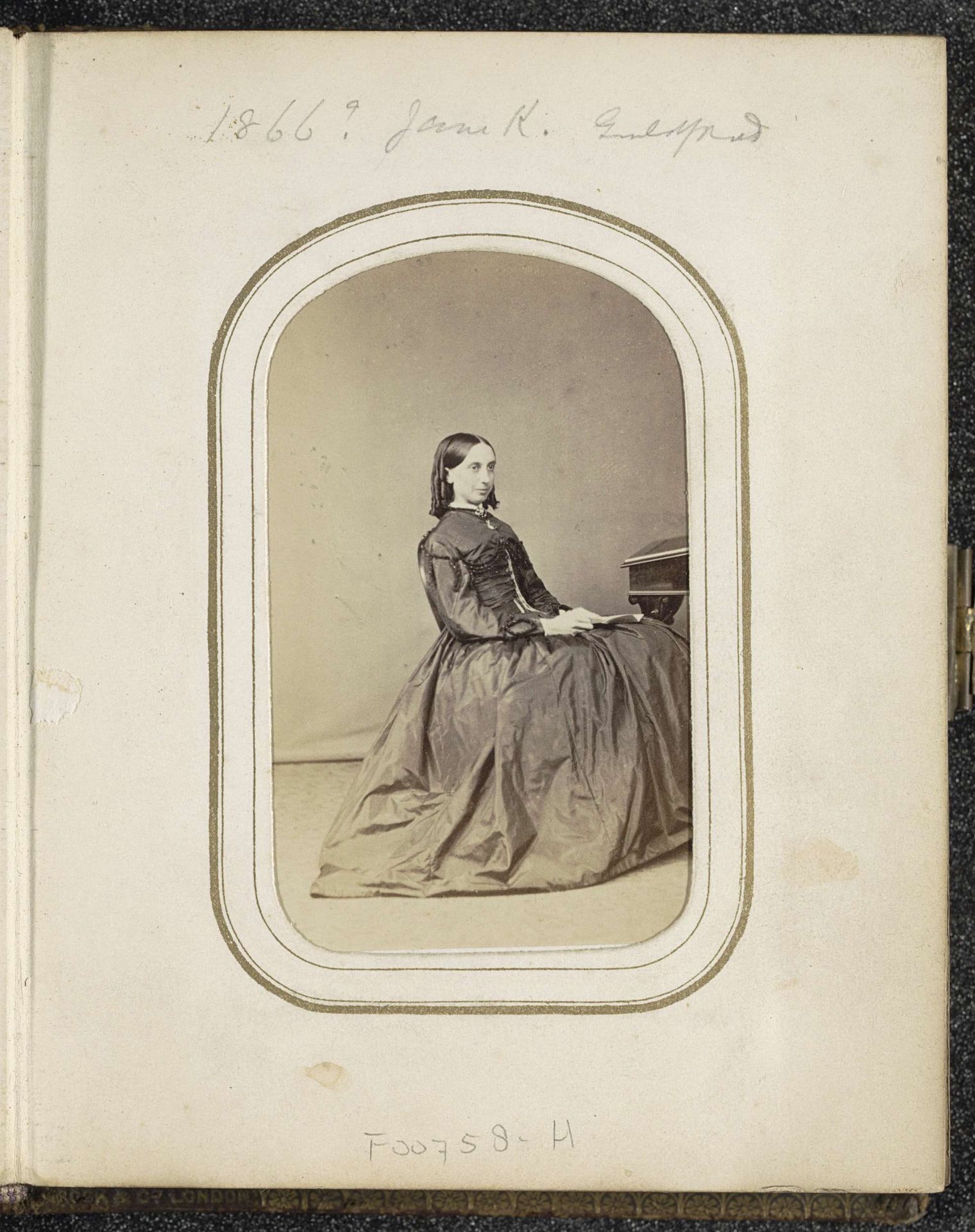 Portret van een vrouw met een boek zittend bij een lessenaar, aangeduid als Jane K. by Surrey Photo Company