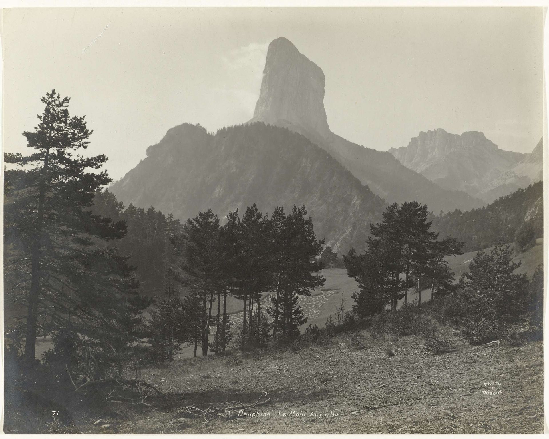Gezicht op de Mont Aiguille nabij Grenoble by Gustave Oddoux