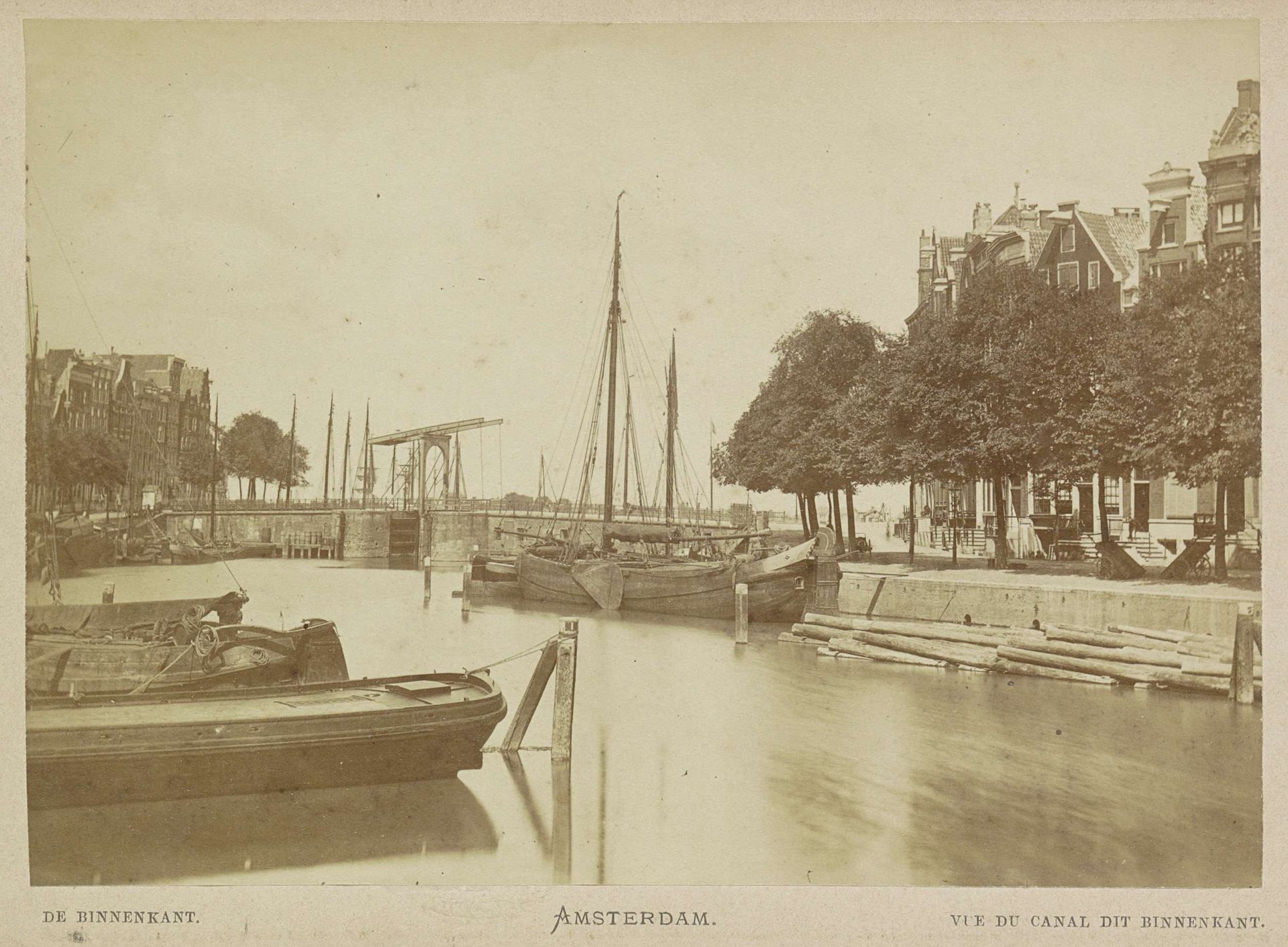 Waalseilandsgracht met rechts huizen aan de Binnenkant by Andries Jager