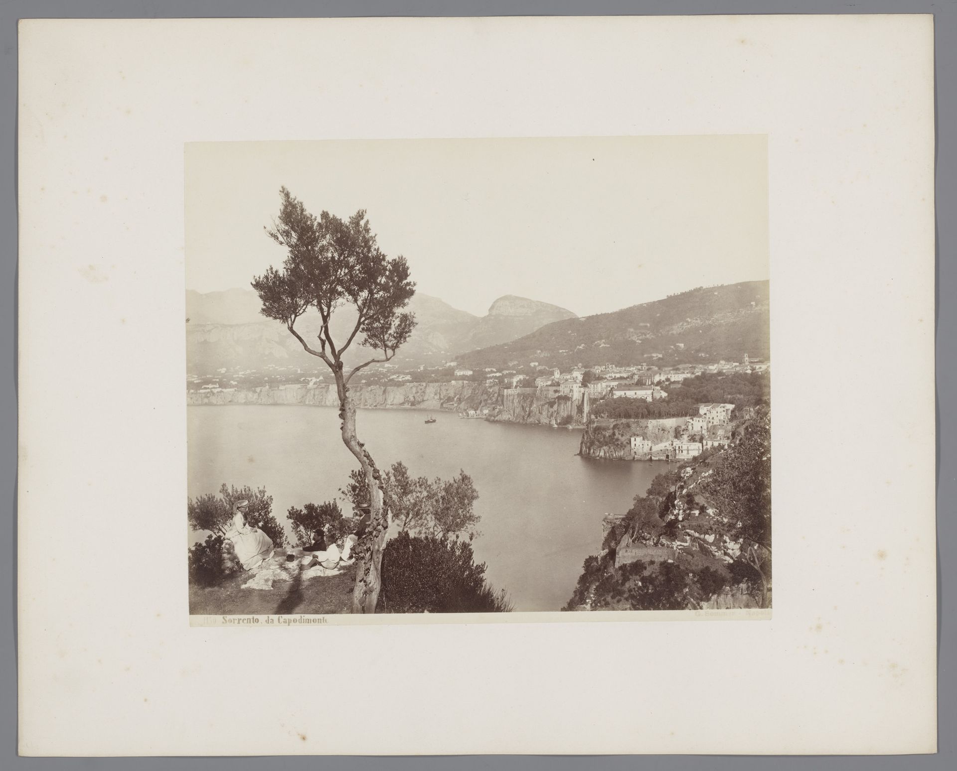 Gezicht op Sorrento en de baai, Italië by Giorgio Sommer