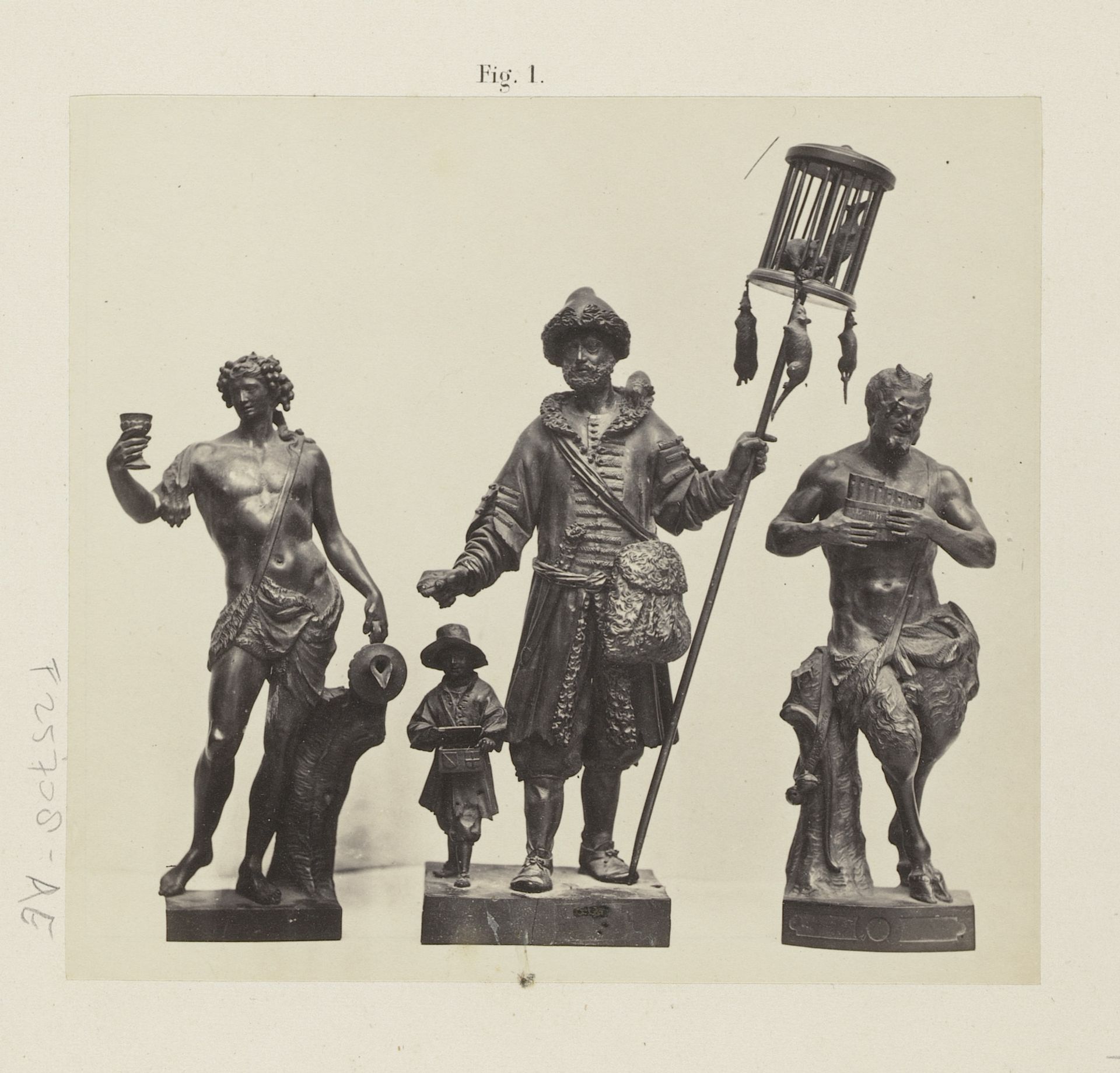 Drie houten beelden: rattengifverkoper, Pan en Ganymedes op de Tentoonstelling van oudheden in Delft by A.L. Oversluijs