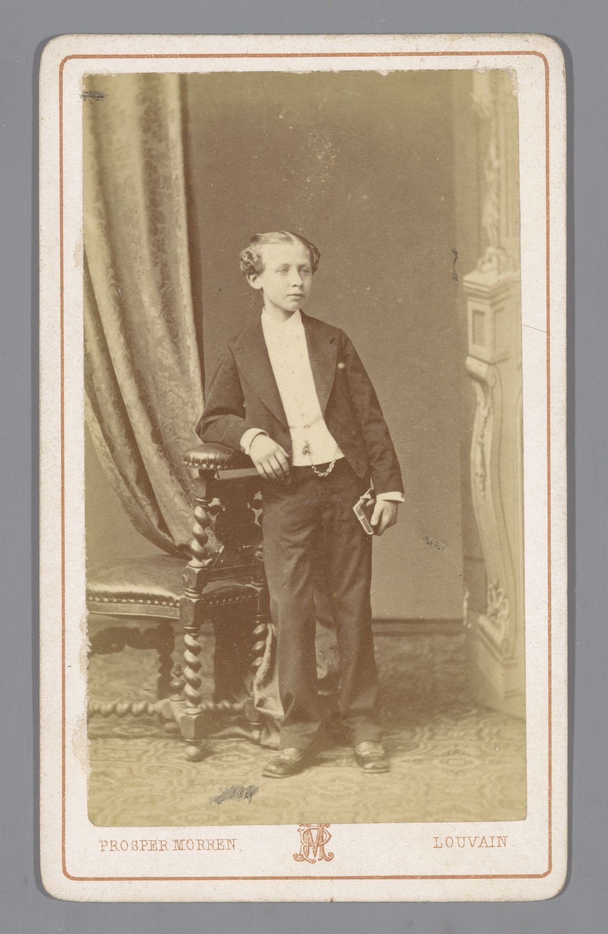 Portret van een onbekende jongen gekleed in een pak voor de eerste heilige communie by Prosper Morren