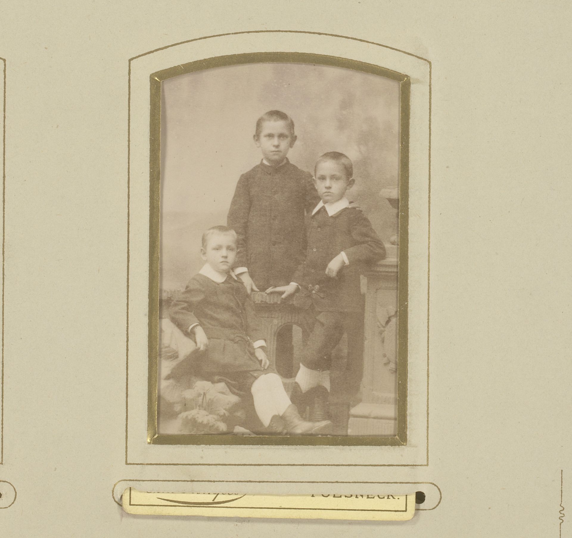 Portret van drie jongens bij een balustrade by Carl Hempel