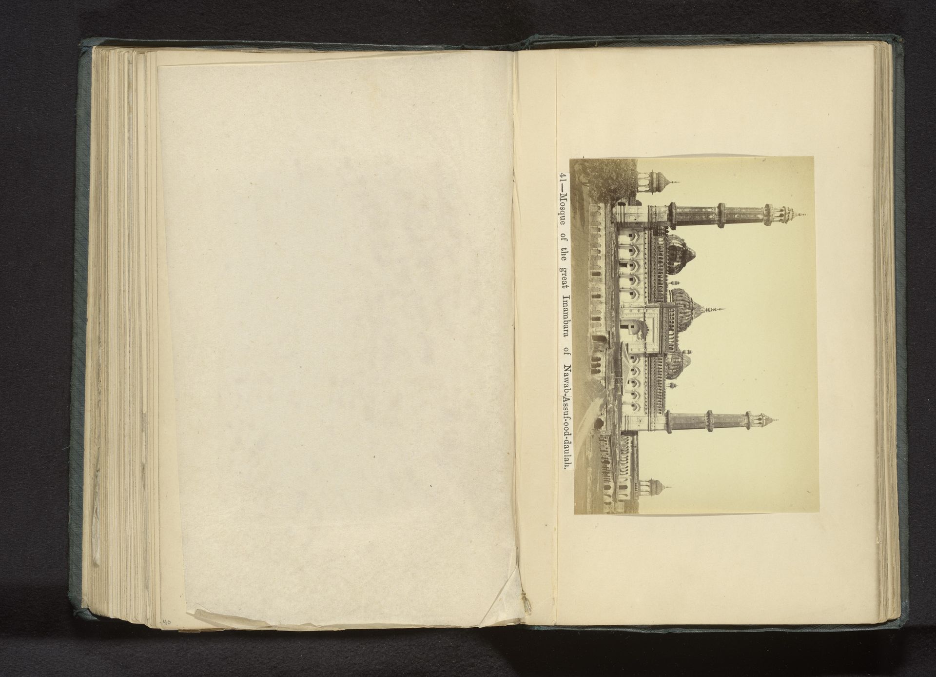 Gezicht op de Asfi moskee bij Bara Imambara in Lucknow by Darogha Ubbas Alli