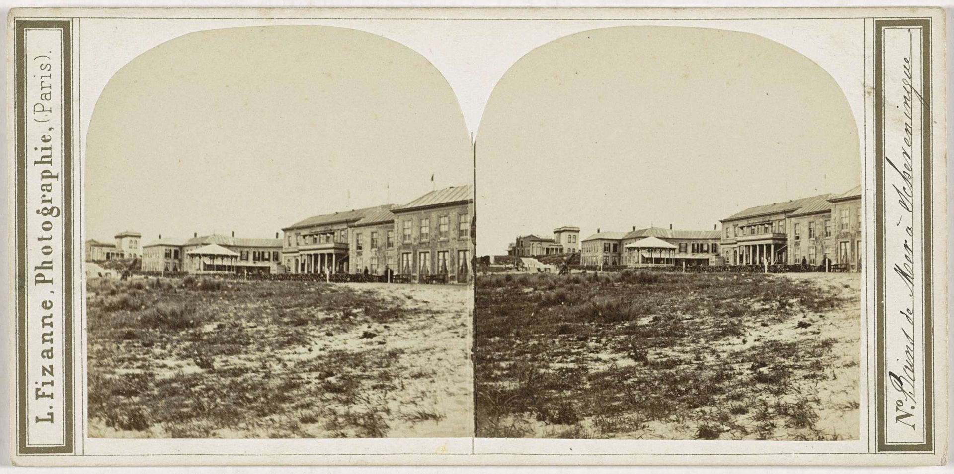 Gezicht op het strand bij Scheveningen by L. Fizanne