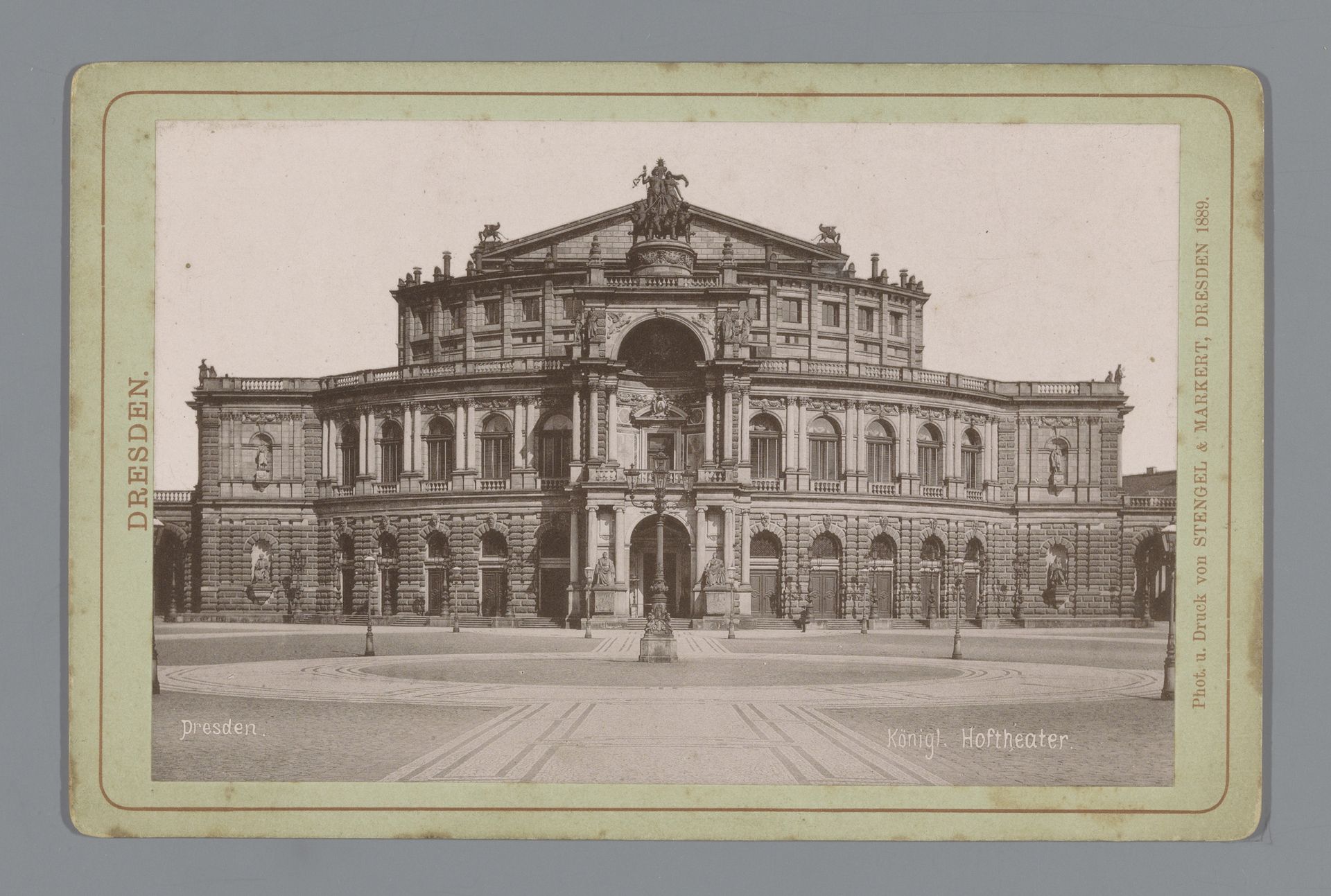 Gezicht op de Semperopera in Dresden by Stengel & Markert