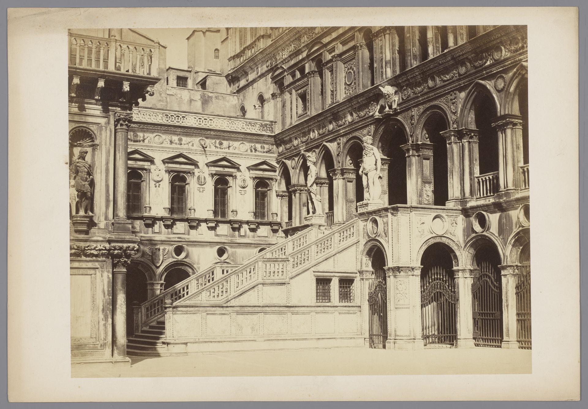 Scala dei Giganti op de binnenplaats van het Dogepaleis te Venetië, Italië by Carlo Ponti