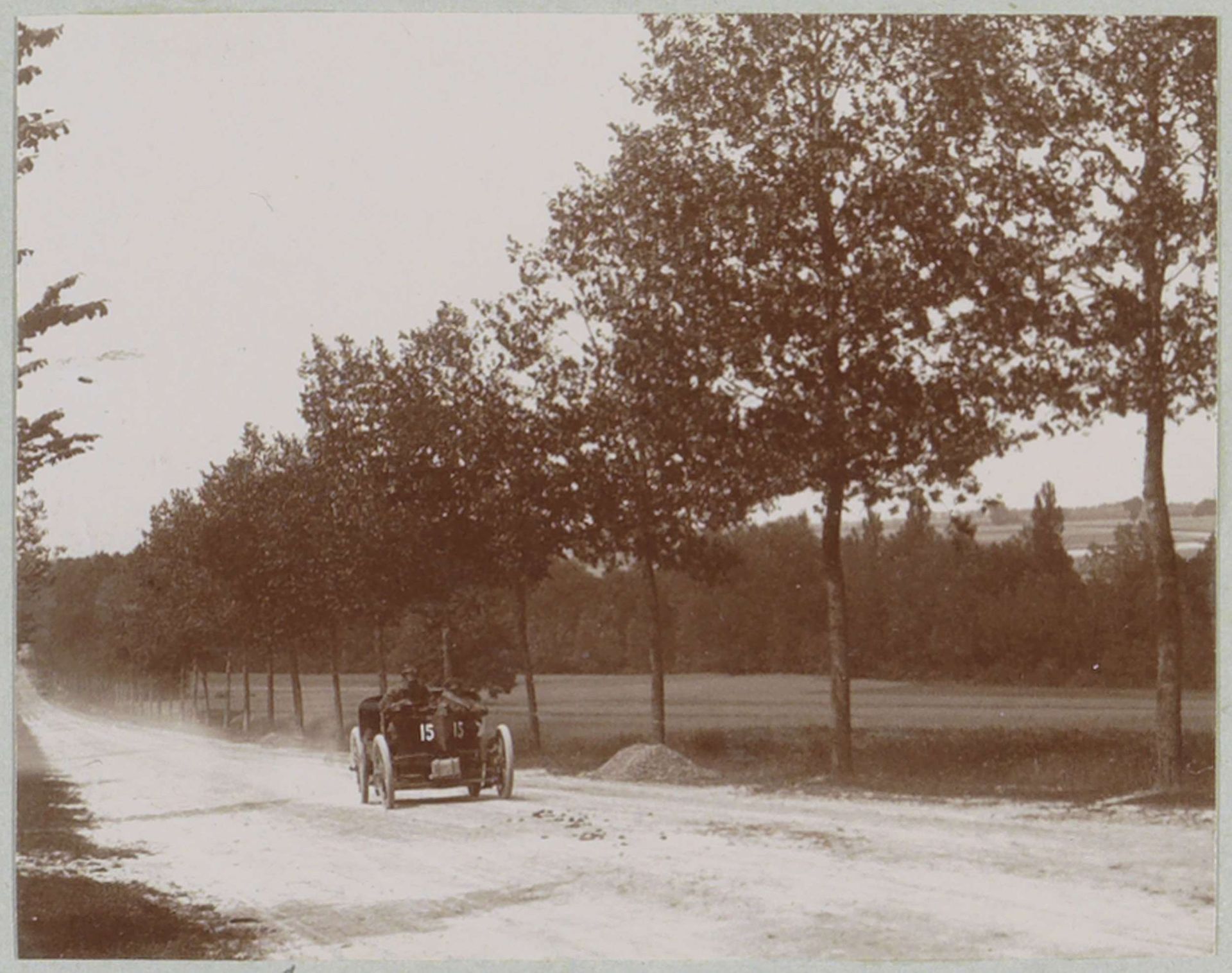 Autocoureur Jamin, deelnemer aan de Tour de France voor automobielen, op een landweg in Vitry-le-François by Delizy