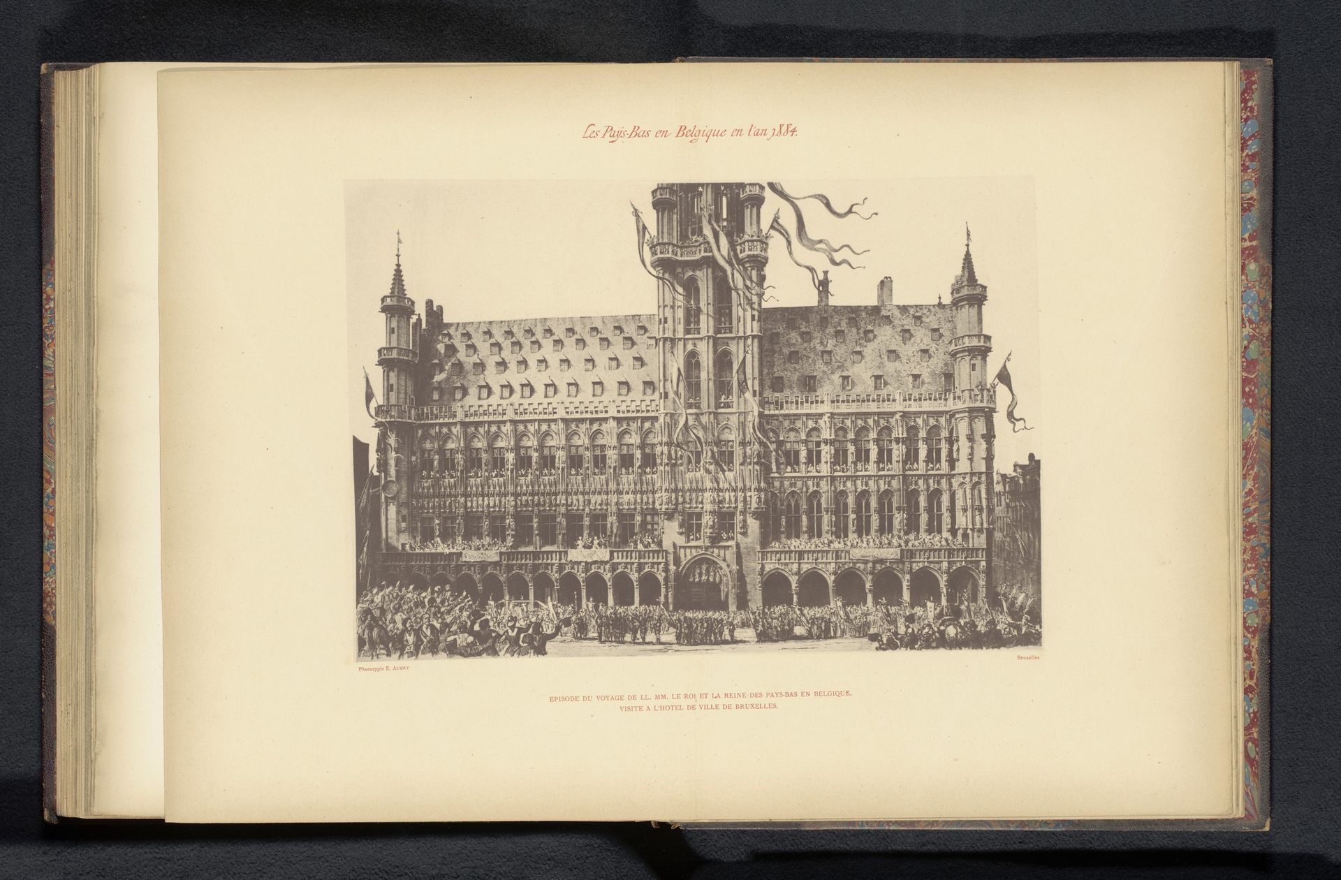 Gezicht op het stadhuis van Brussel met menigte by Emile Aubry