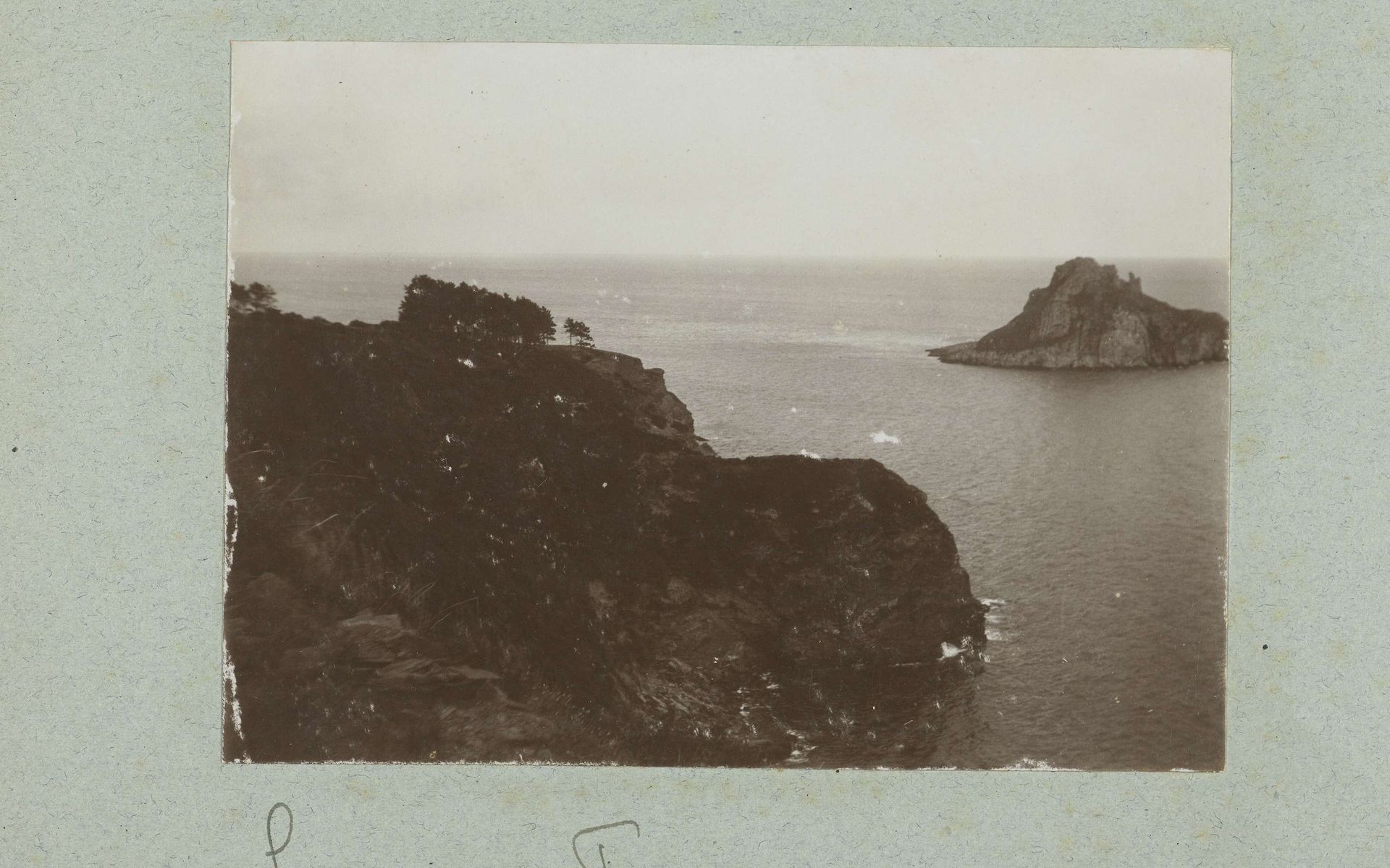 Rotsen en een eiland in zee in de buurt van Torquay by Frits Freerks Fontein Fz.