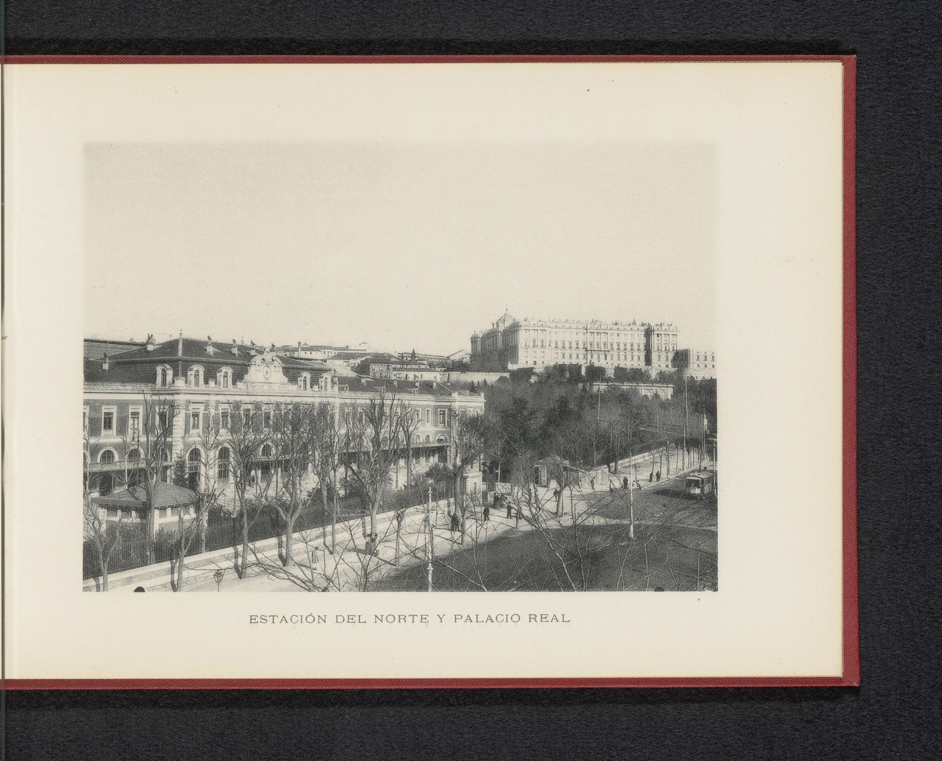 Gezicht op een station en het Koninklijk Paleis van Madrid by Hauser y Menet