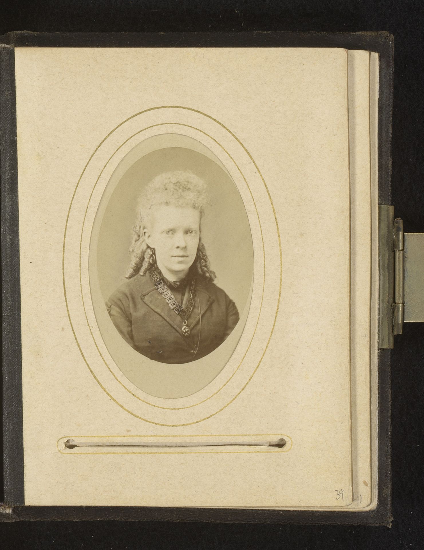 Portret van een vrouw by Jan George Mulder