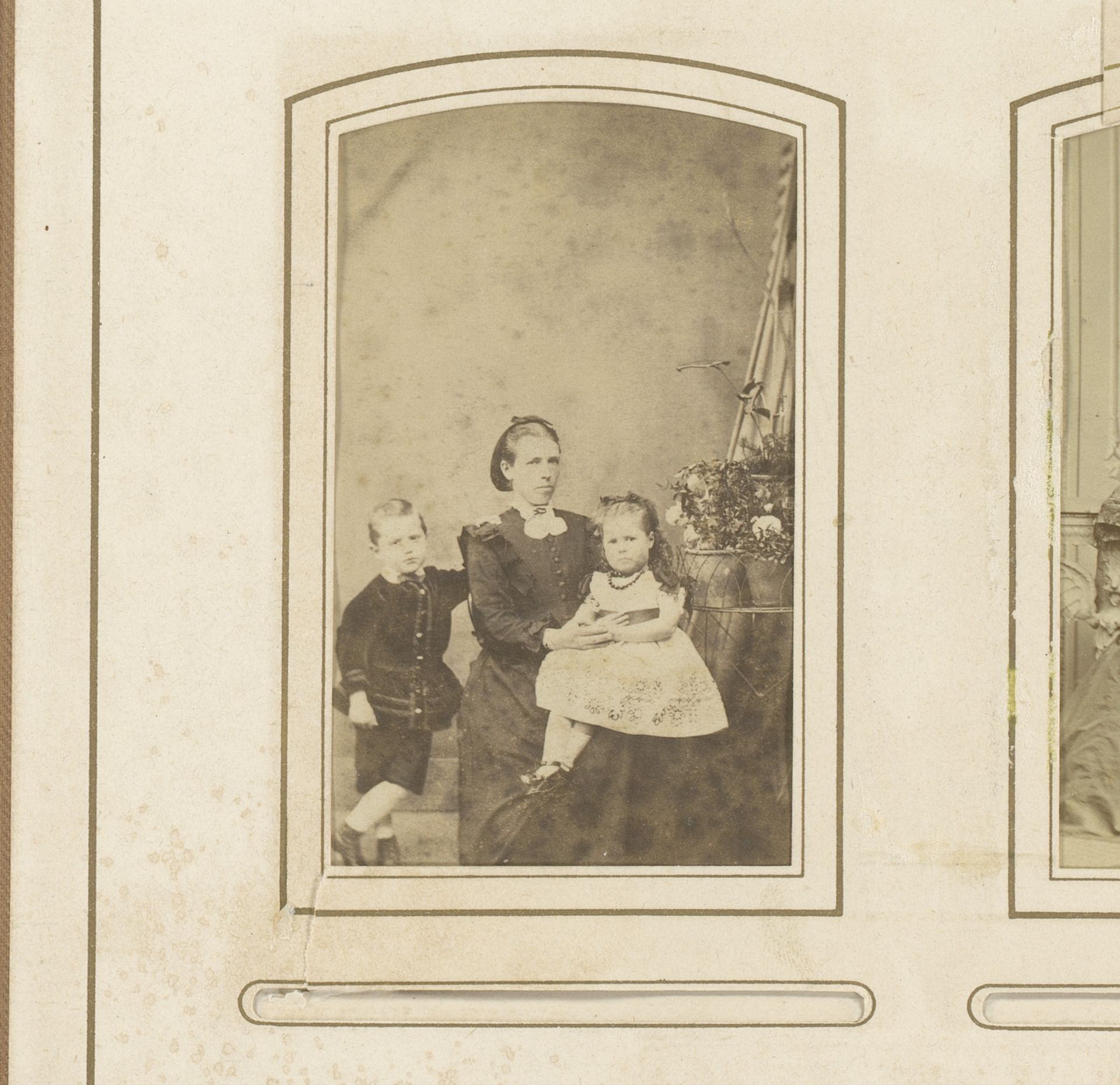 Portret van een zittende vrouw, aangeduid als Bertha, en twee kinderen by F. Foster