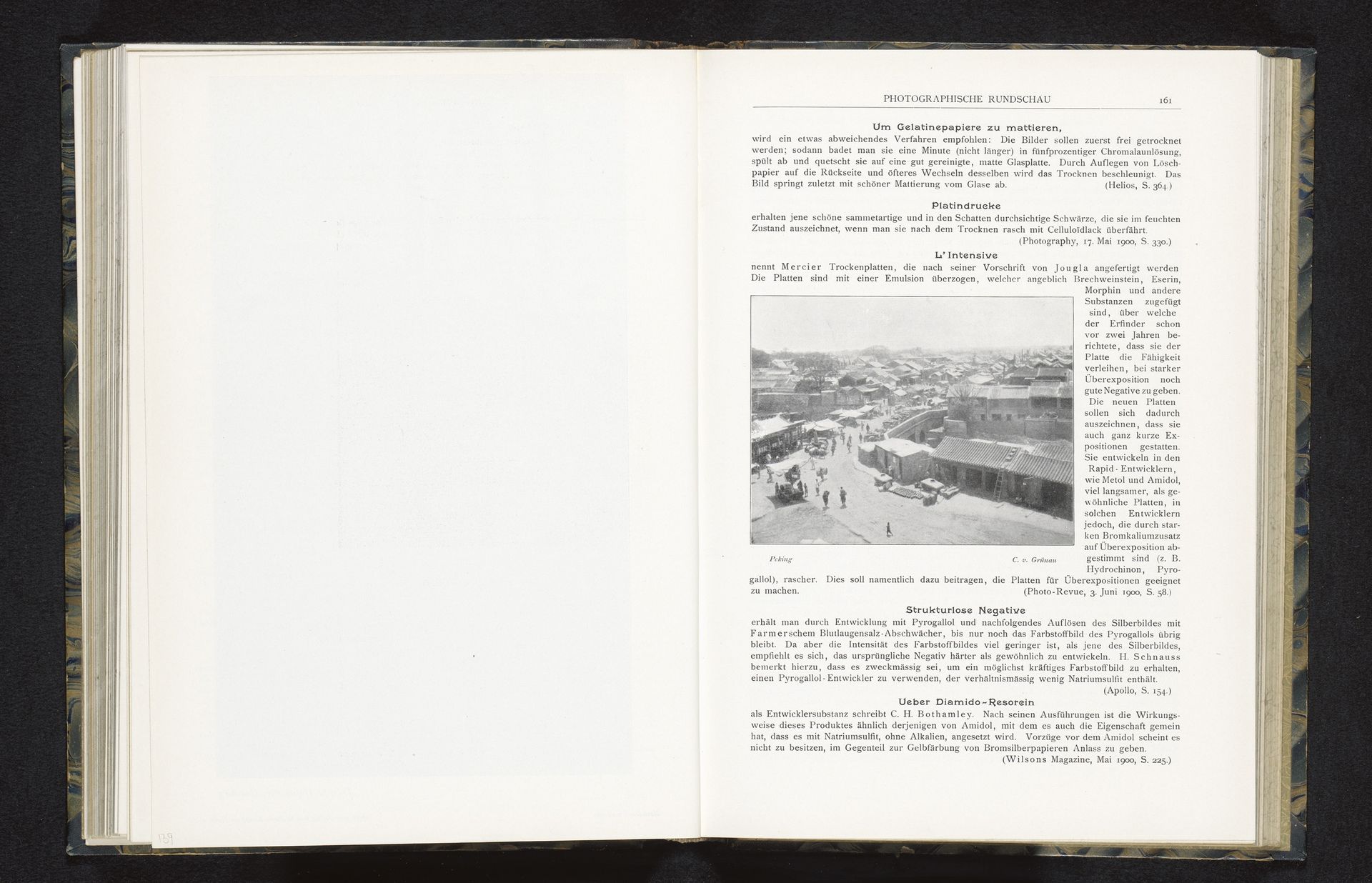 Stadsgezicht op een wijk in Peking by C. v. Grünau