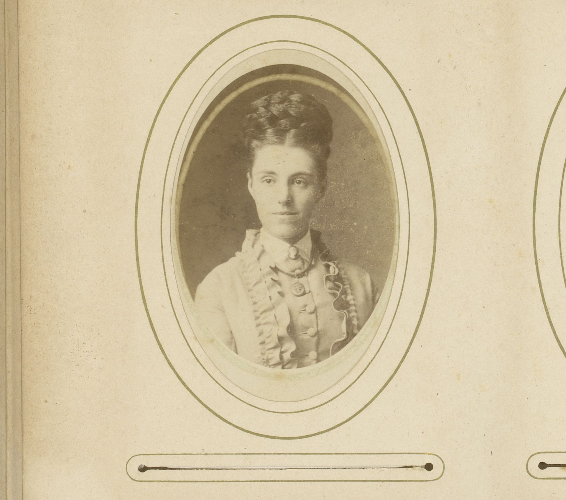 Portret van een vrouw met halsketting met medaillon by Johannes Baer