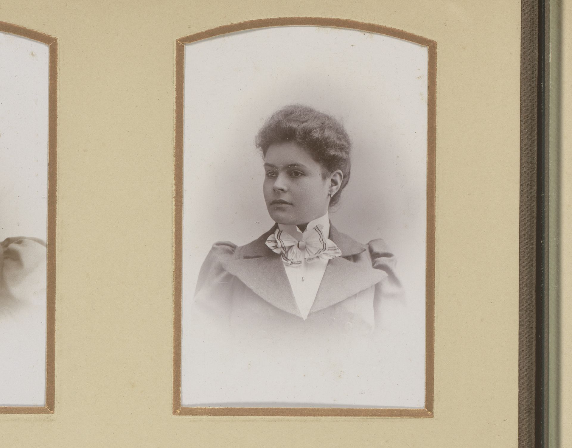Portret van een jonge vrouw by Machiel Hendricus Laddé