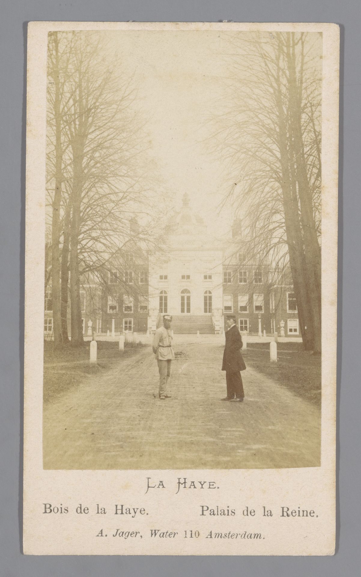 Gezicht op paleis Huis ten Bosch in Den Haag, met twee mannen op de oprijlaan by Anonymous