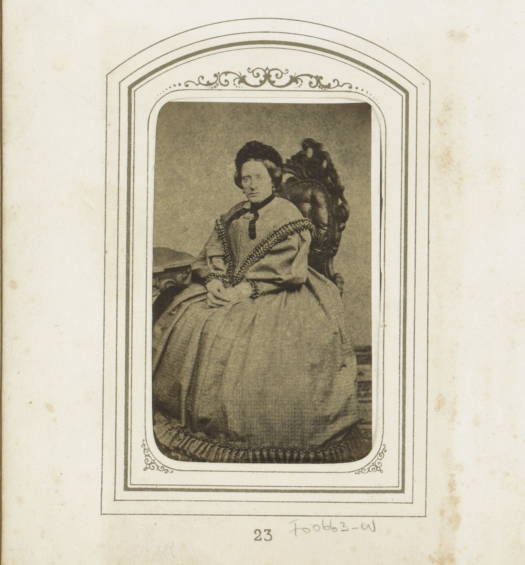 Portret van een zittende oude vrouw by Hermanus Siderius