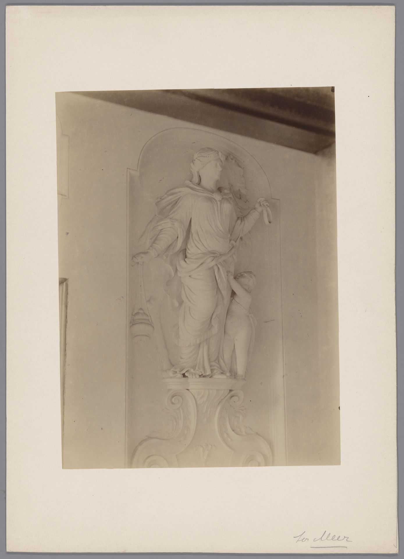 Beeld van een vrouw met kind en paard in het Huis ter Meer te Maarssen by anoniem (Monumentenzorg)