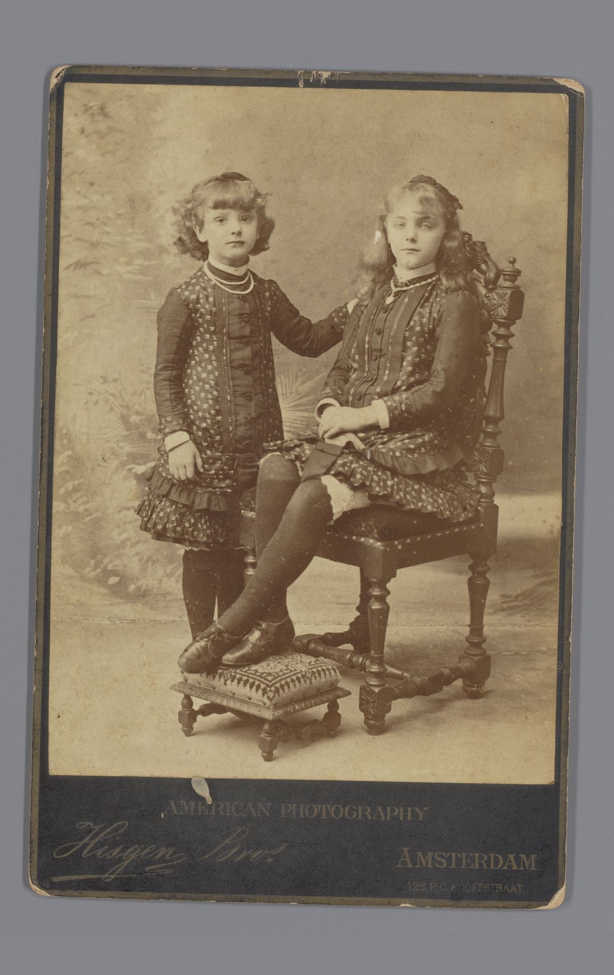 Portret van twee onbekende meisjes by Hisgen Brothers