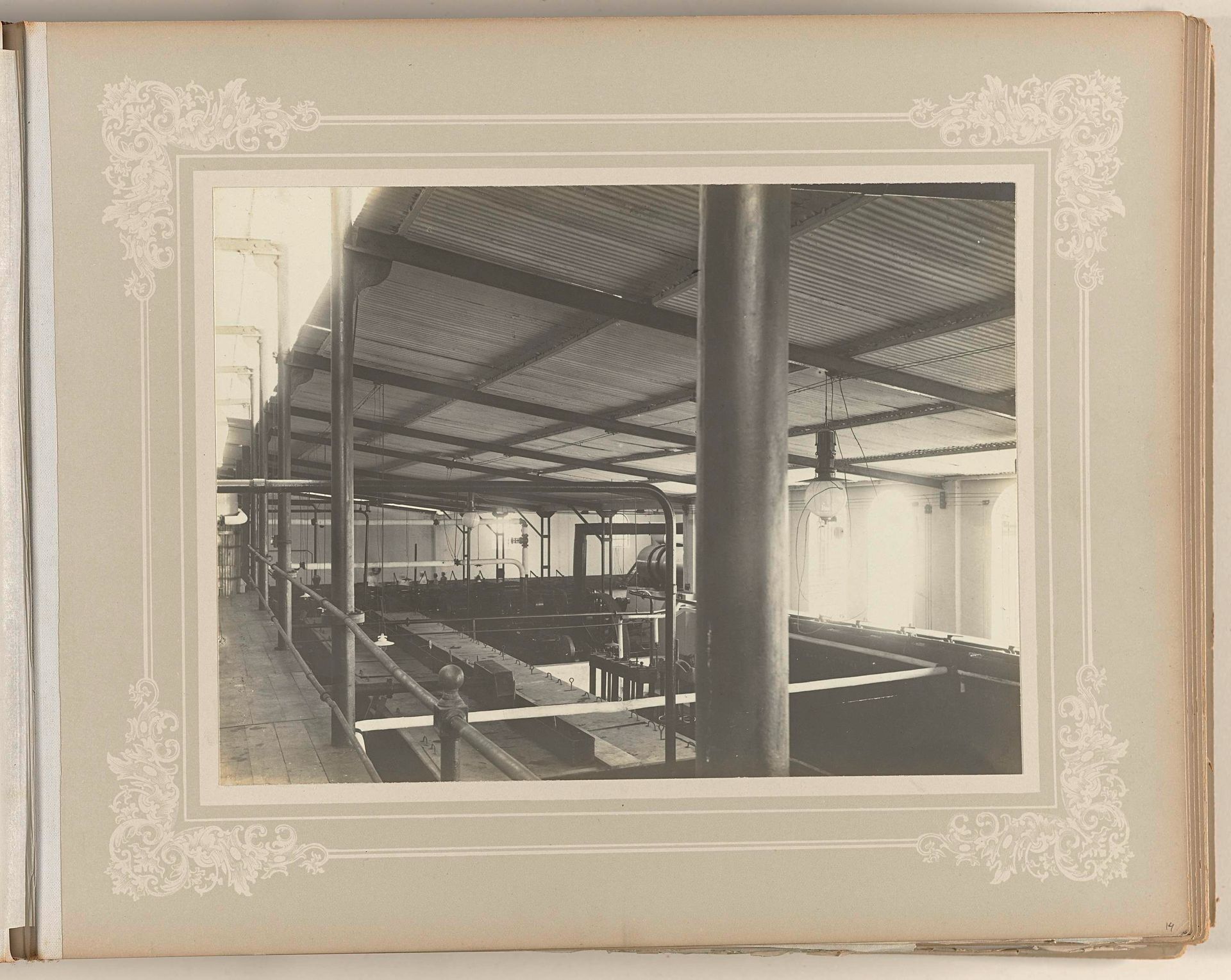 Machinehal in de suikerfabriek by Otto Hisgen