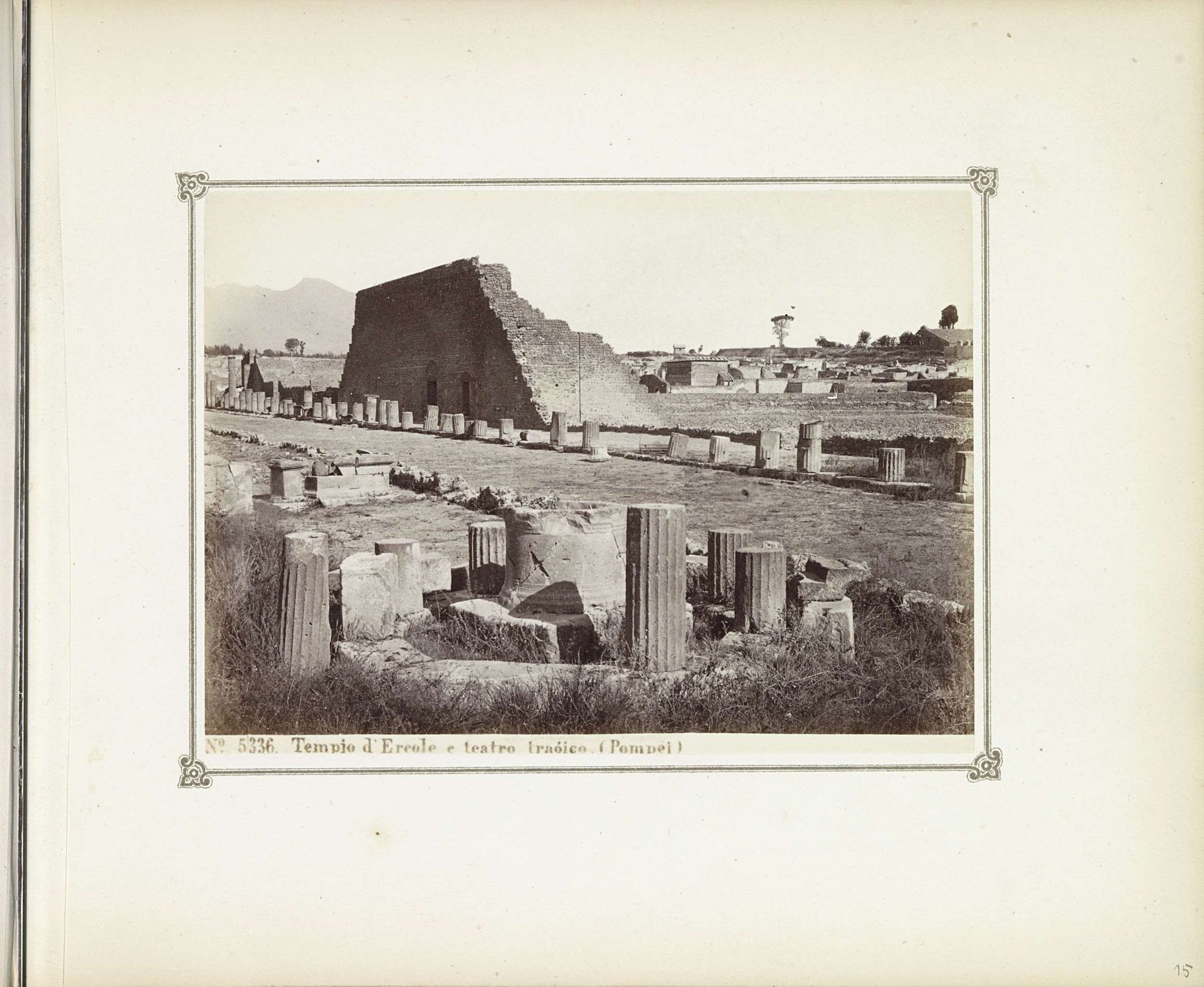 Restanten van de tempel van Hercules en een theater in Pompeï by Giorgio Sommer